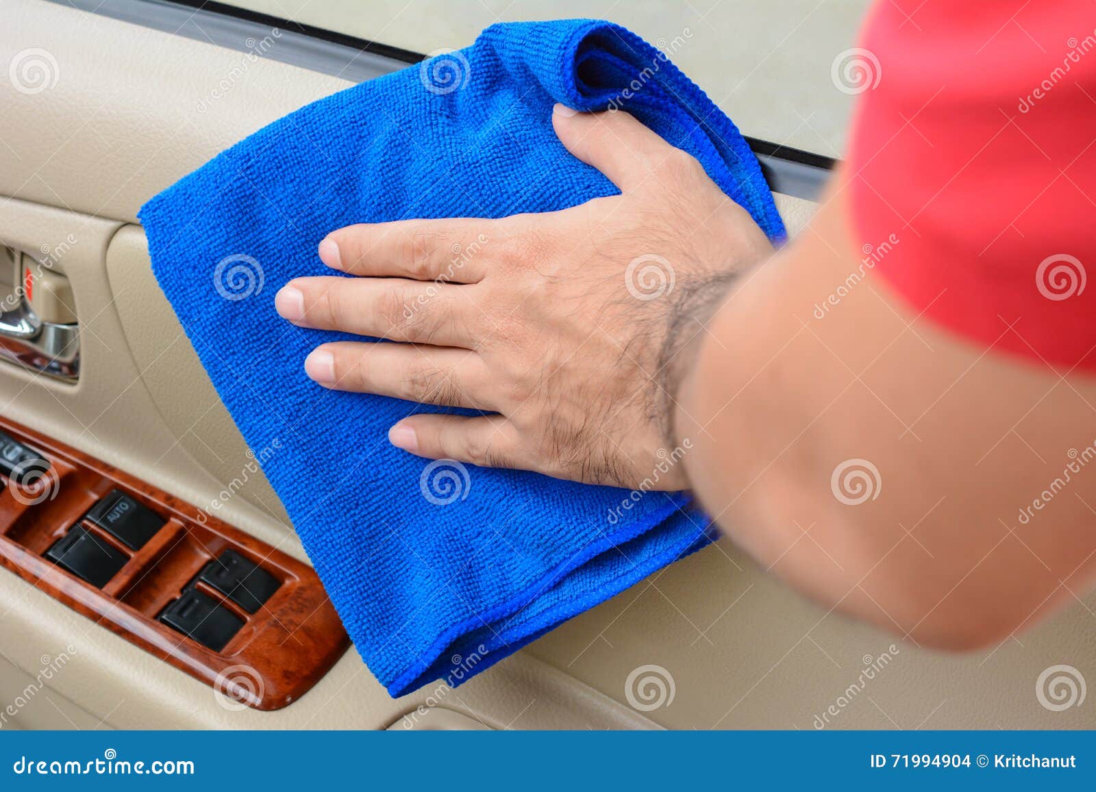 Nettoyage à La Main De L'intérieur De La Voiture Avec Un Chiffon En Tissu  Bleu