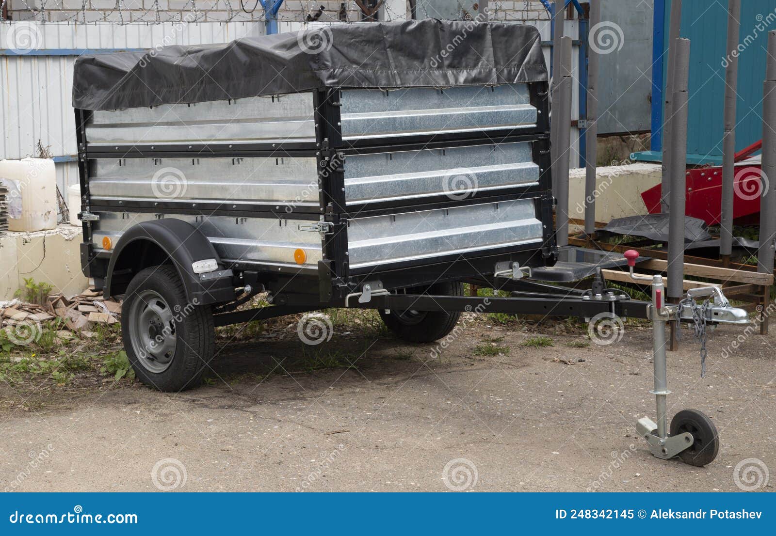 Remolque De Coche Abierto. Remolque Para El Alquiler De Vehículos De  Pasajeros Y El Mantenimiento De Remolques Imagen editorial - Imagen de carro,  barra: 248342145