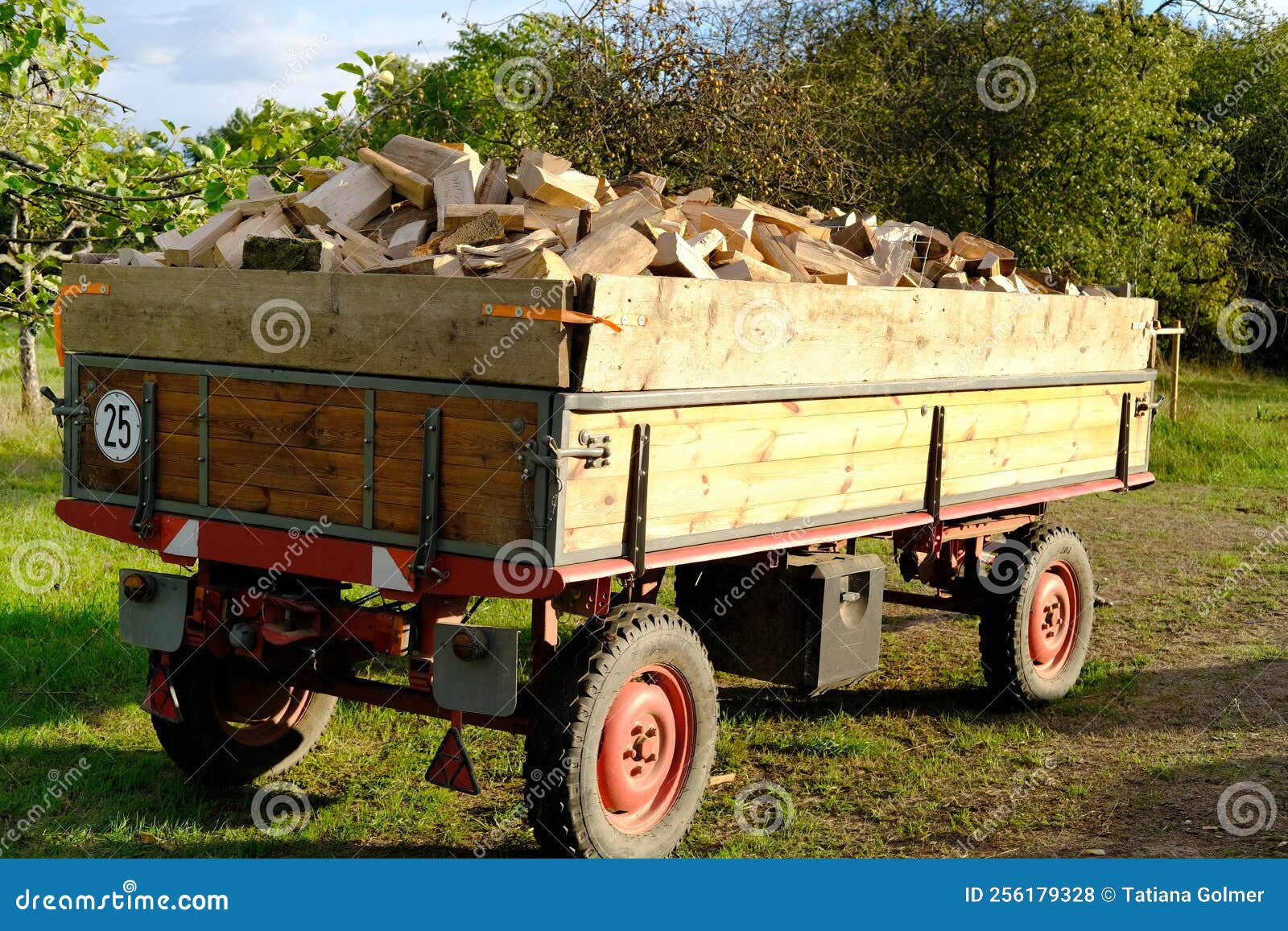 Remorque Pour Le Transport Du Bois De Chauffage En Hiver Image