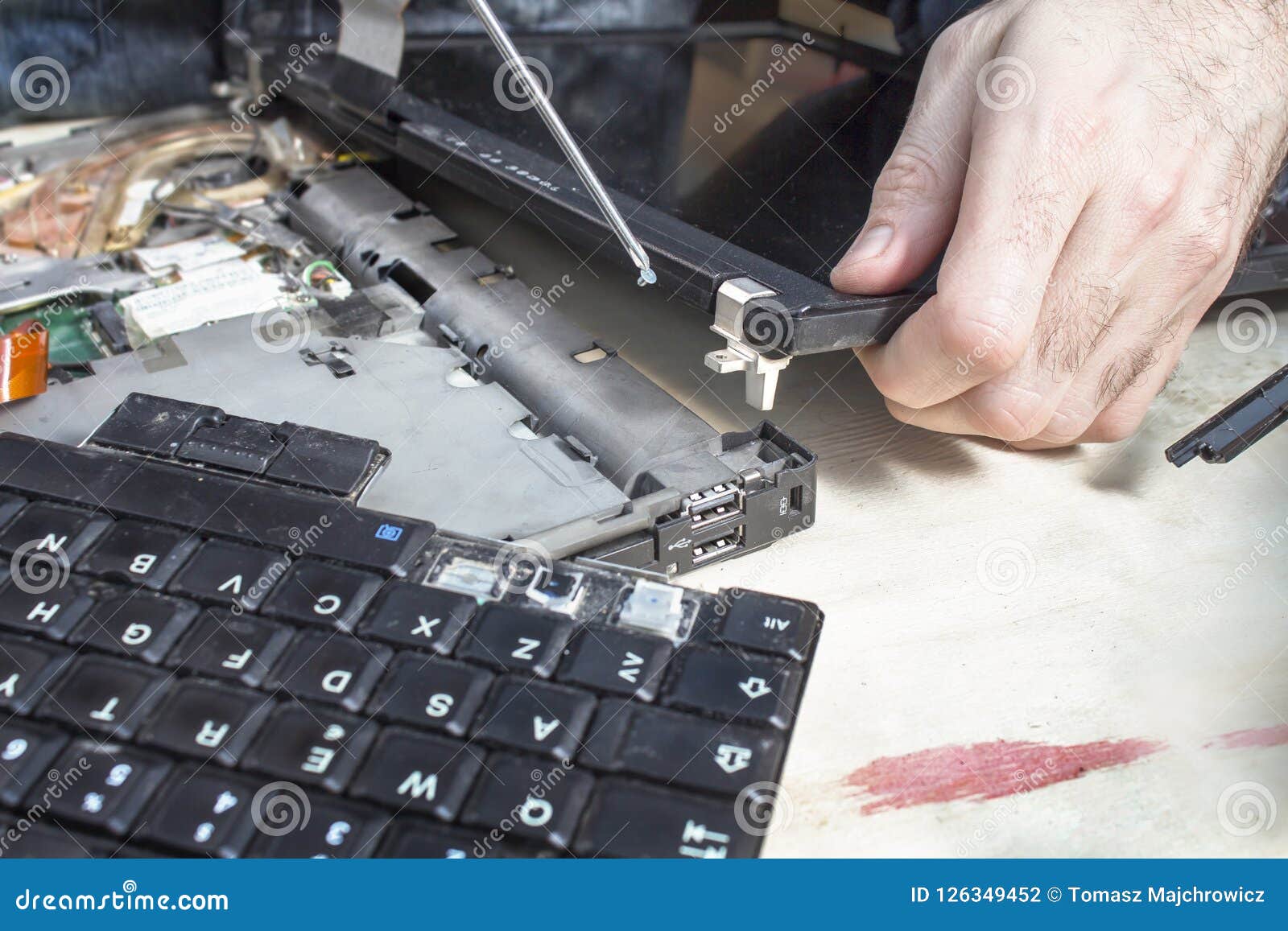 Remplacement De L'écran D'ordinateur Portable Le Technicien De Service  Dévisse La Vis Tenant La Charnière Le Clavier Enlevé Est à Photo stock -  Image du poussière, extraits: 126349452