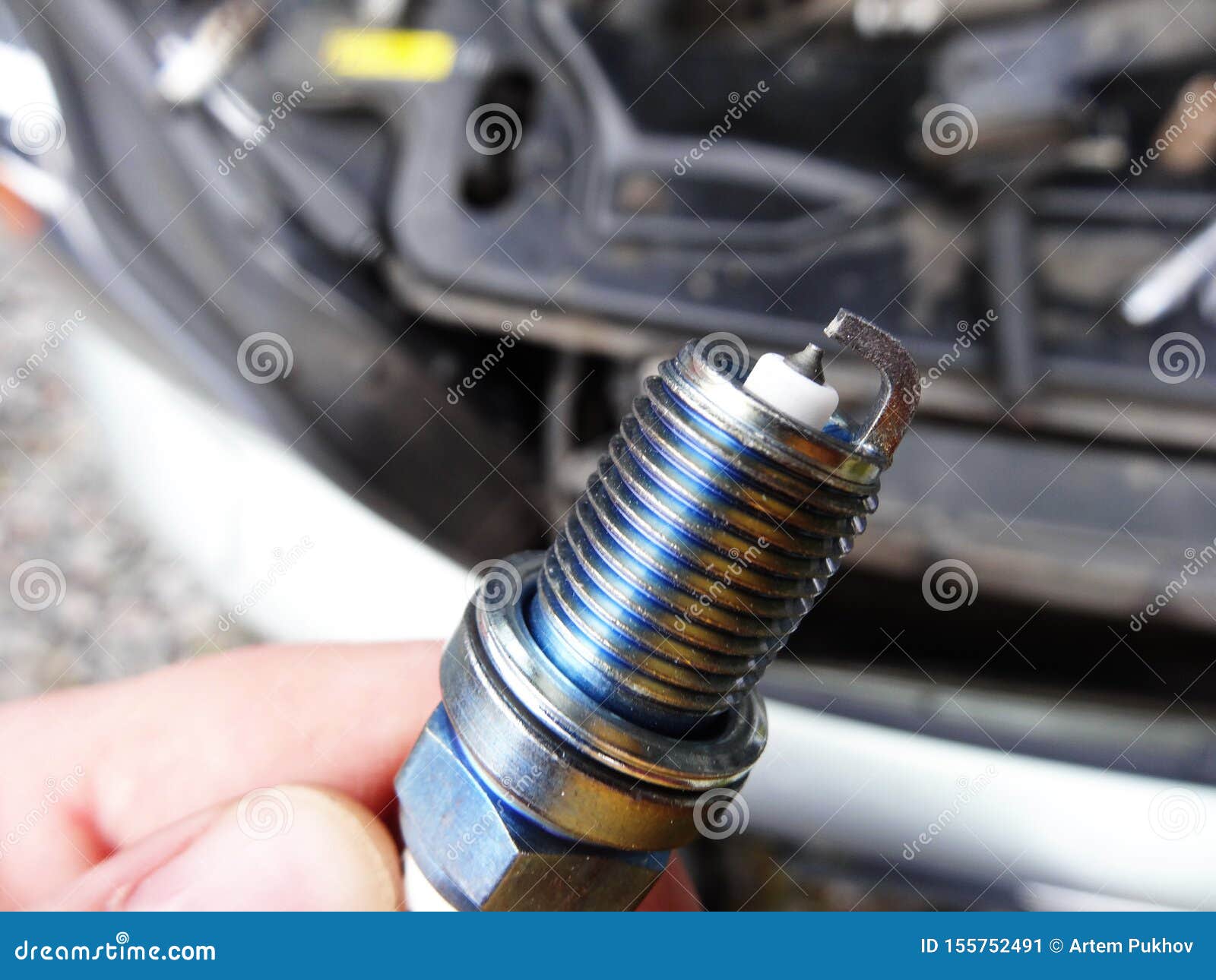 Remplacement Des Bougies D'allumage Sur Une Voiture Image stock - Image du  japonais, essence: 155752491