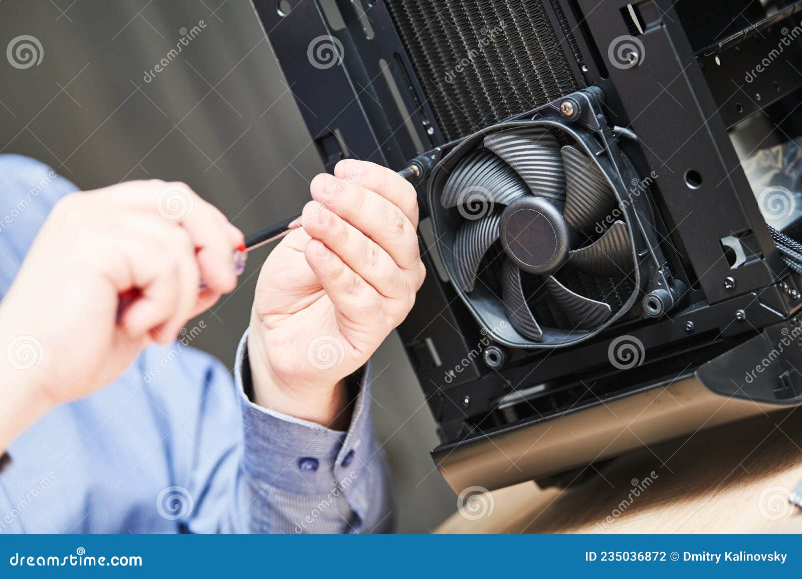 Remplacement Du Ventilateur De L'ordinateur. Service De Maintenance Et De  Réparation De Garantie. Photo stock - Image du mécanicien, industrie:  235036872