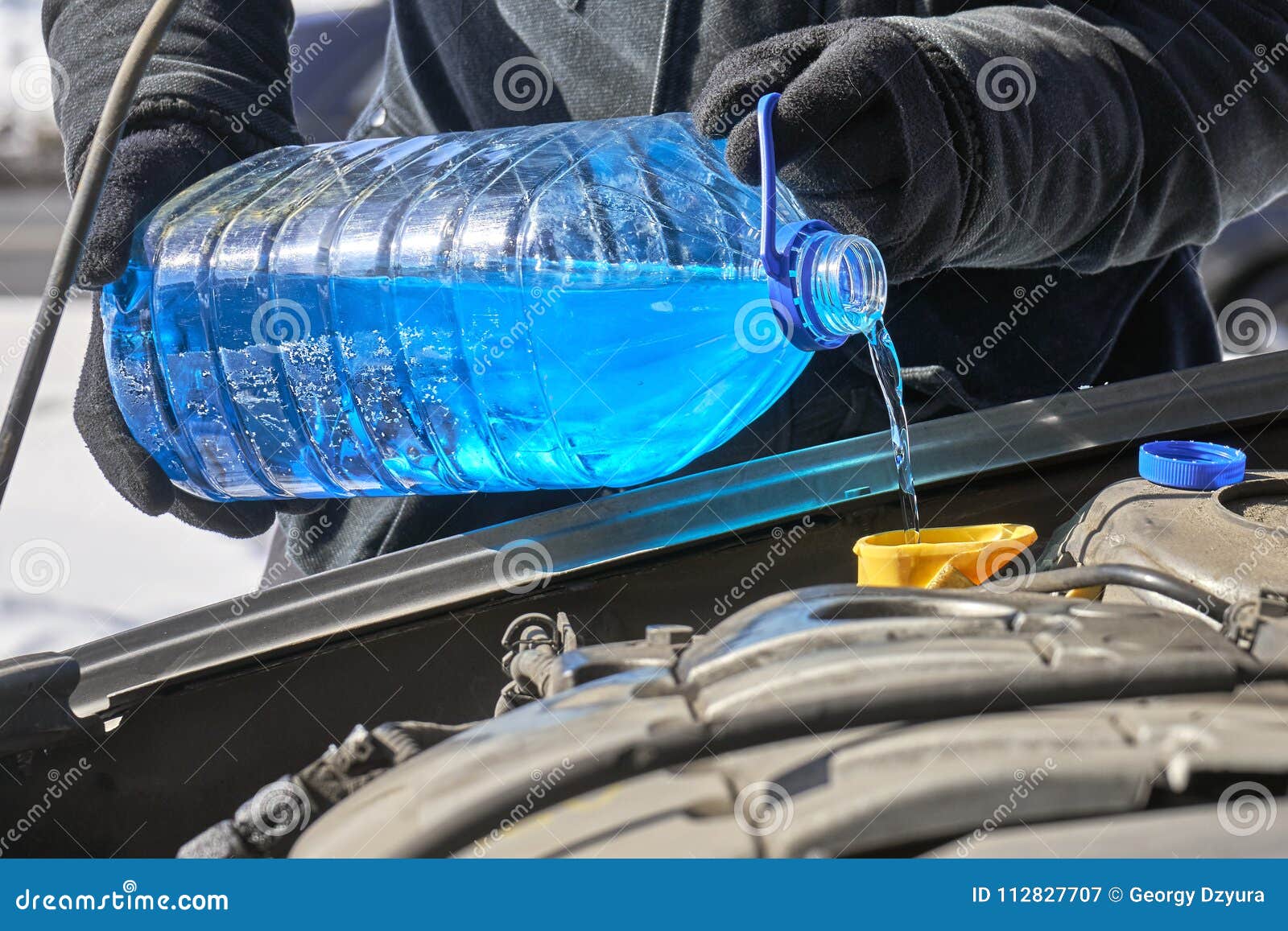 Remplissant Un Réservoir De Joint De Pare-brise D'une Voiture Par Fin D' antigel Image stock - Image du froid, fermer: 112827707