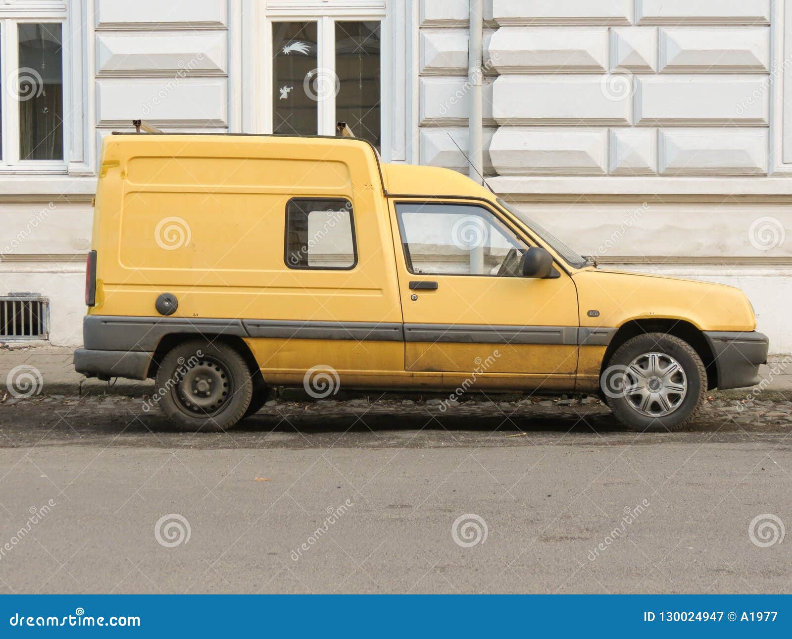 Renault Express Van jaune photographie éditorial. Image du curieux