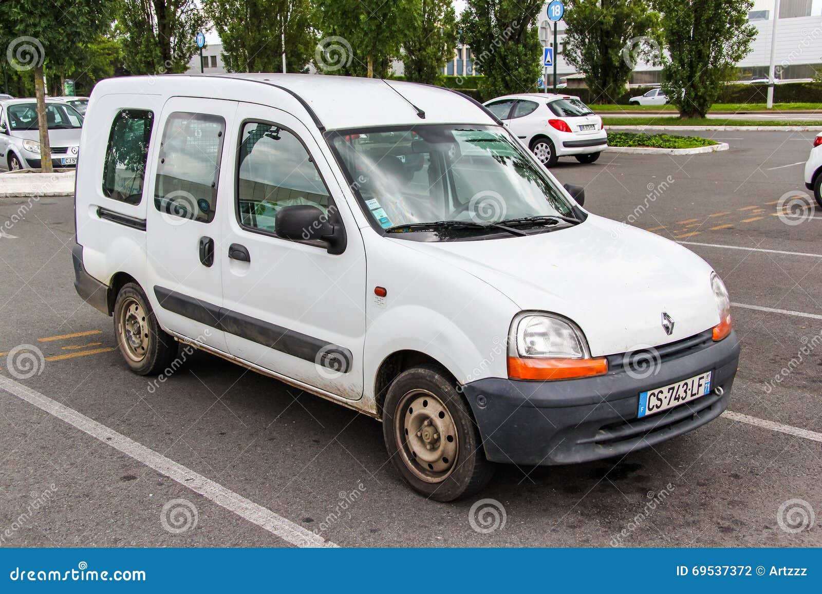 Renault Kangoo editorial photography. Image of engine - 69537372