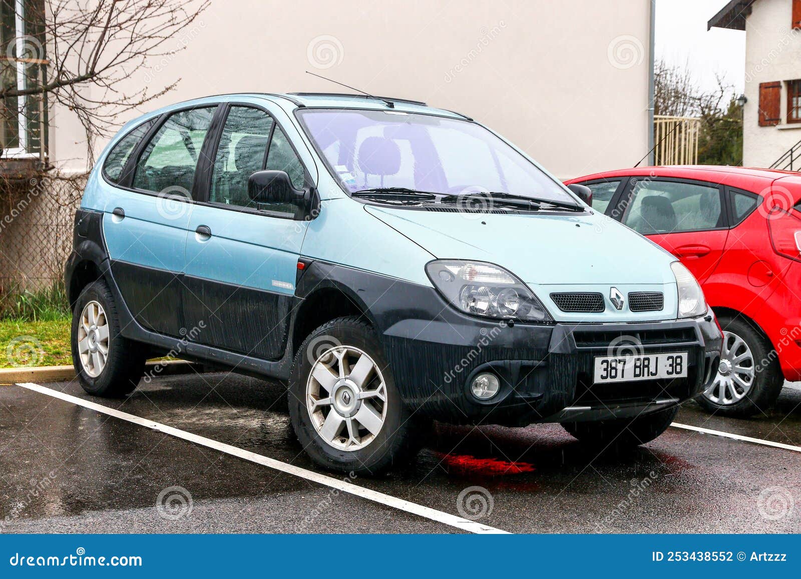 Op de een of andere manier schoonmaken 945 Renault Scenic RX4 editorial photography. Image of rainy - 253438552