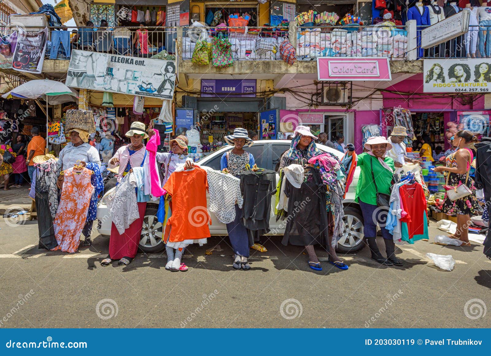 República De Accra En Ghana 30 De Abril De 2018 Mujeres Venden Ropa En La  Calle Frente a Un Centro Comercial Imagen de archivo editorial - Imagen de  venta, grupo: 203030119