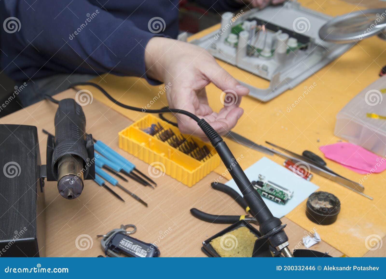 Repair of Electronic Boards. a Tool for Repairing Electronic Components