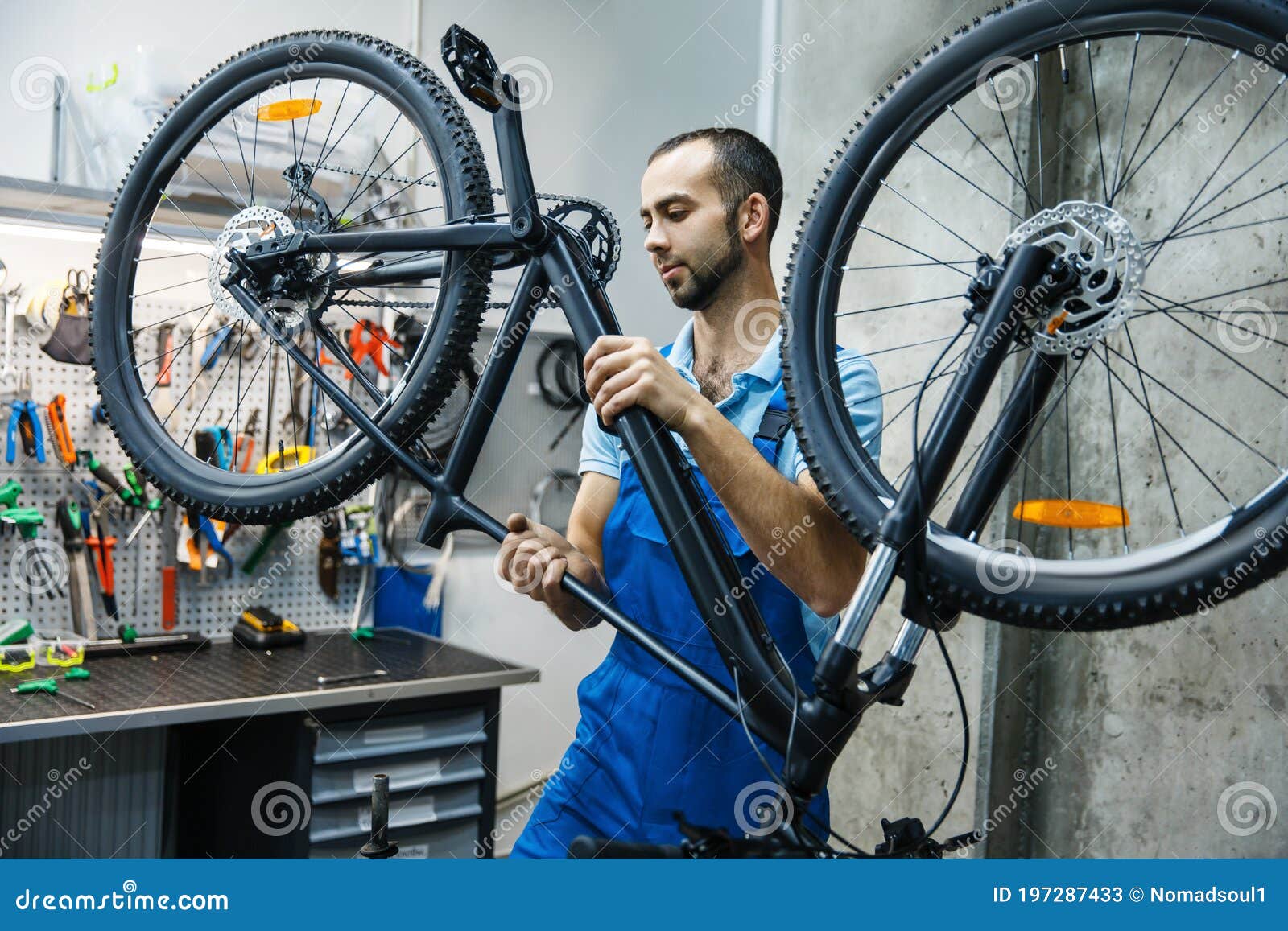 Где отремонтировать велосипед. Чинит велосипед. Ремонтная мастерская велосипедов. Техобслуживание велосипеда. Веломастерская.