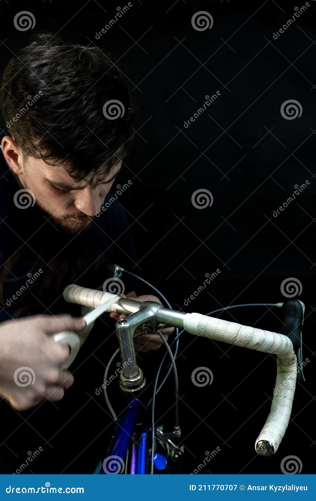 Reparación De Bicicletas. Joven Mecánico Con Barba En El Taller. Cinta De  Instalación Del Manillar. Bicicleta De Carretera En El E Imagen de archivo  - Imagen de ciclismo, aptitud: 211770707