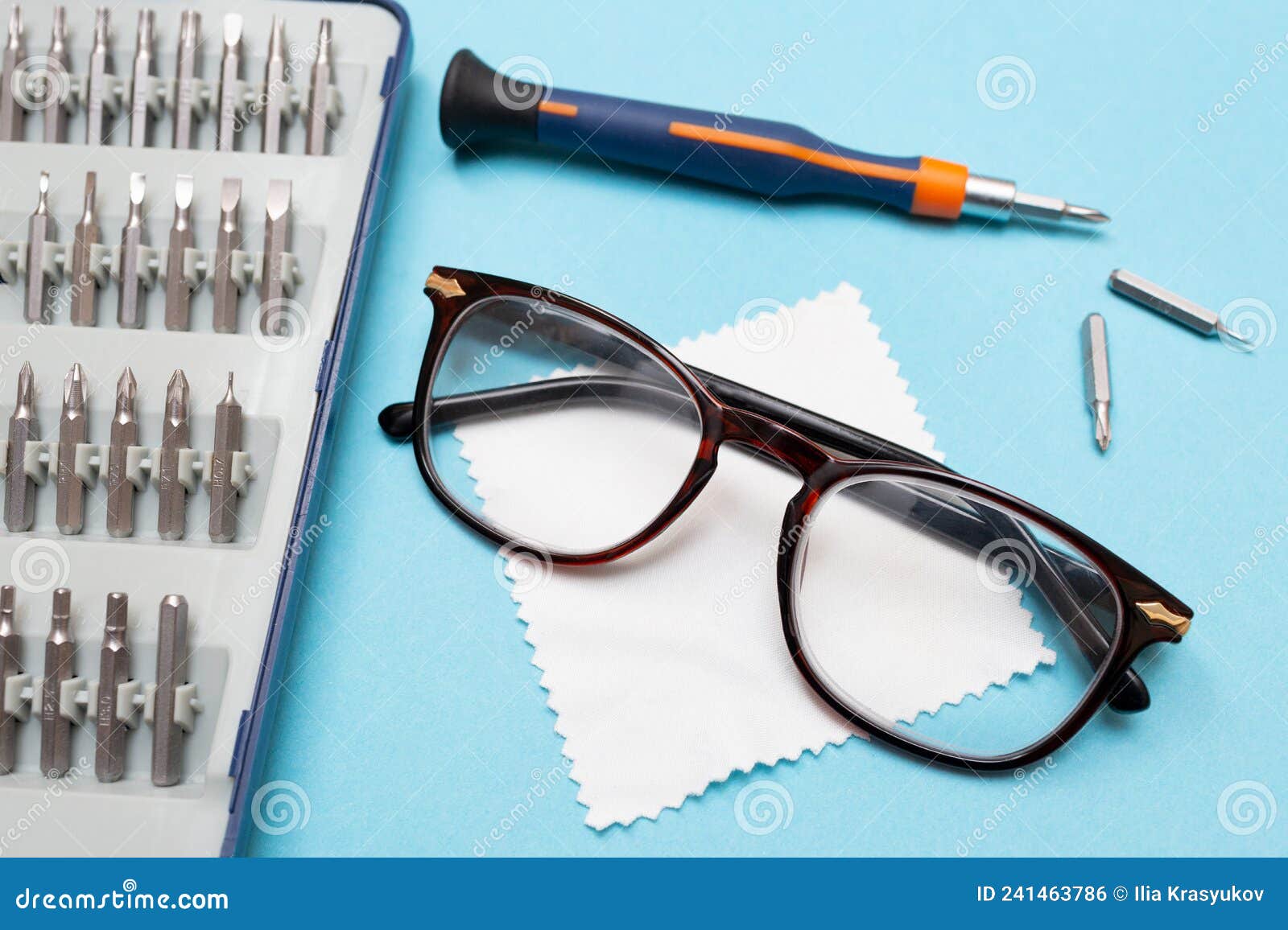 Reparación De Gafas. Gafas Y Un Destornillador De Fondo Azul. Herramientas  De Reparación De Anteojos Y Accesorios. Foto de archivo - Imagen de  moderno, equipo: 241463786