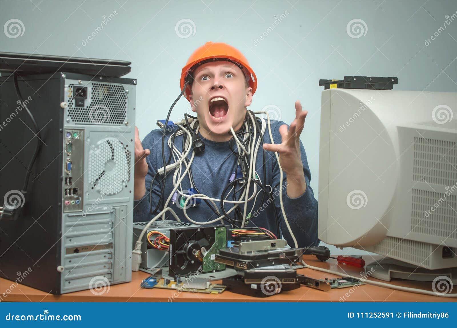 С плохо собранными. Монтажник интернета. Ремонтник интернета. Компьютерный ремонтник. Инженер техник.