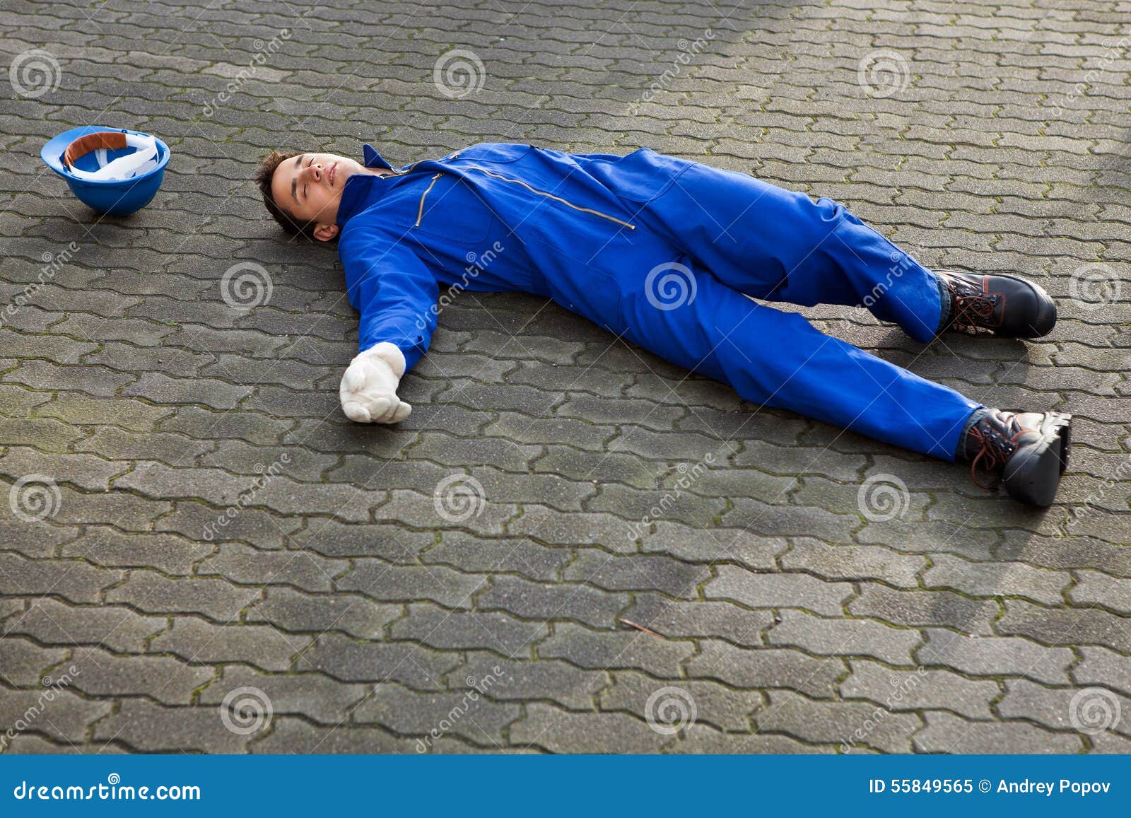 Guy 2 Bezbar La Calle 3 Reparador Inconsciente in Uniform Lying En La Calle Imagen de archivo