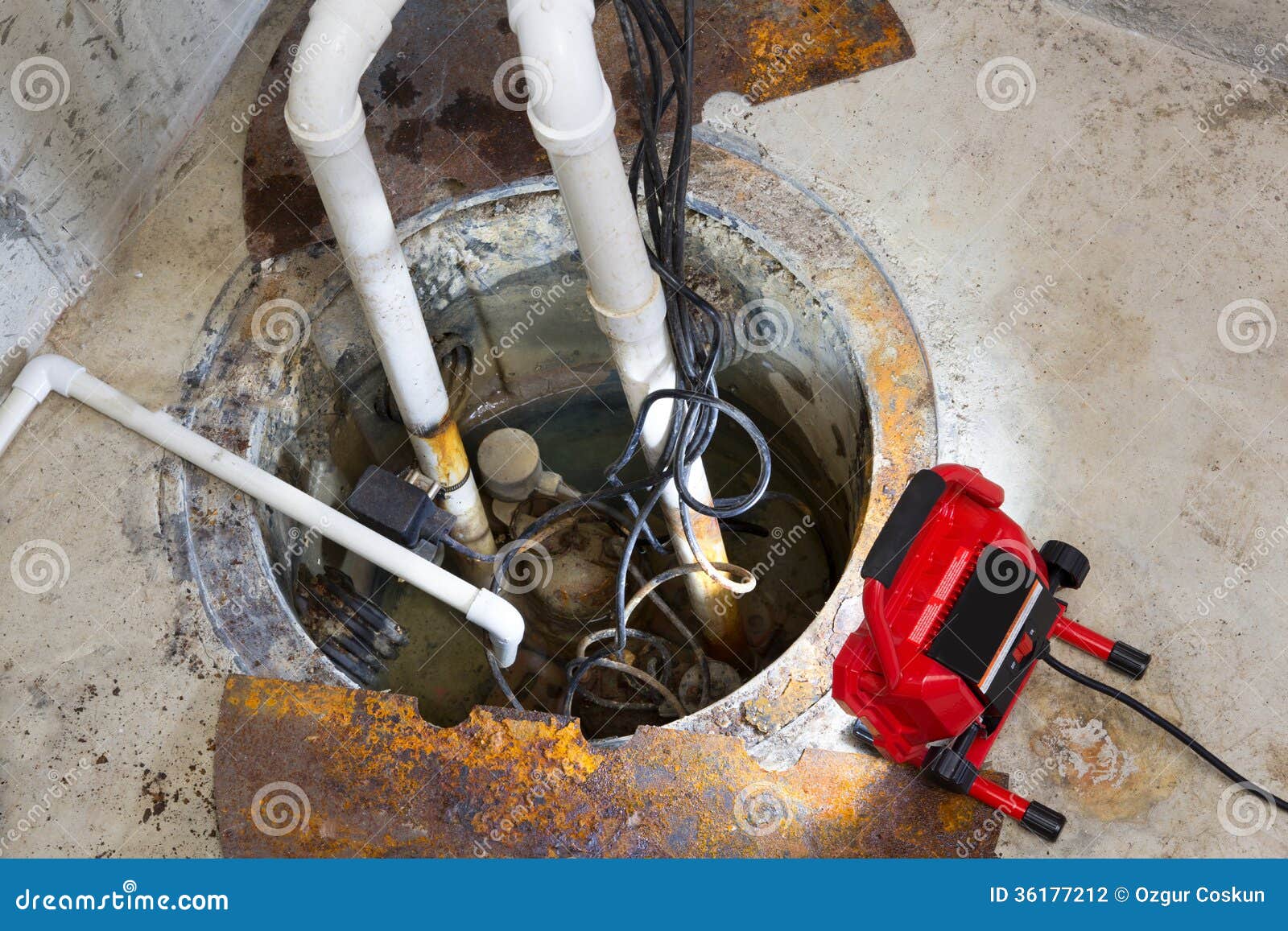 Reparatur Einer Sumpfpumpe In Einem Keller Stockfoto - Bild von haus