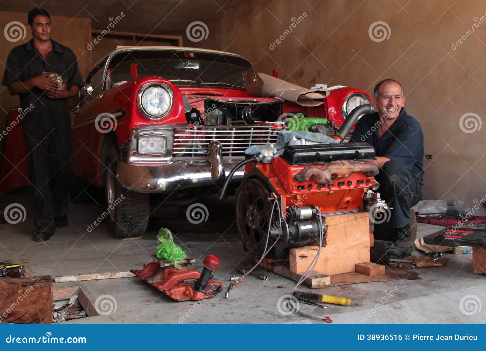 Reparatur Eines Klassischen Alten Amerikanischen Autos in Einer Garage.  Redaktionelles Foto - Bild von lateinisch, trinidad: 38936516
