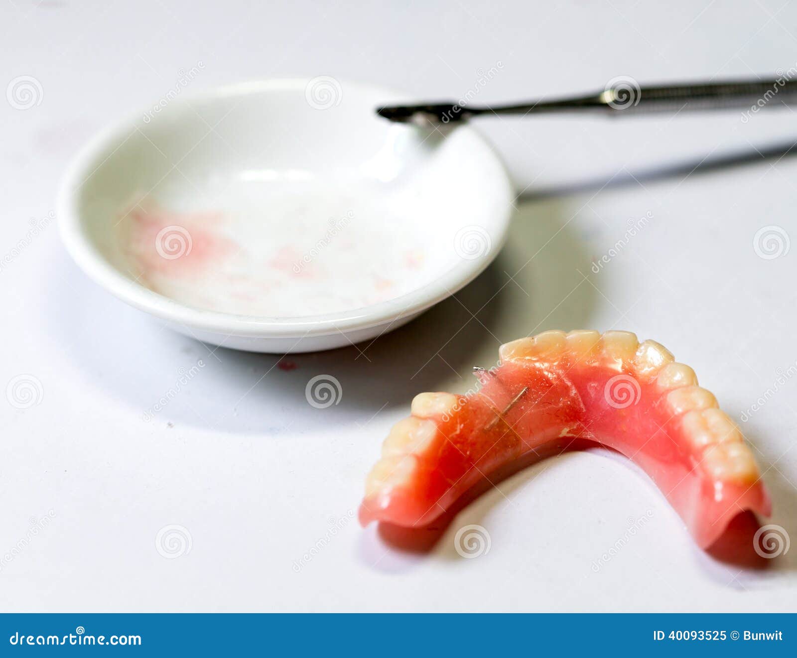 Ajuda Antiga Da Cirurgia Da Odontologia Dos Instrumentos Médicos Em Uma  Tabela De Madeira Foto de Stock - Imagem de antigo, dentista: 98248864