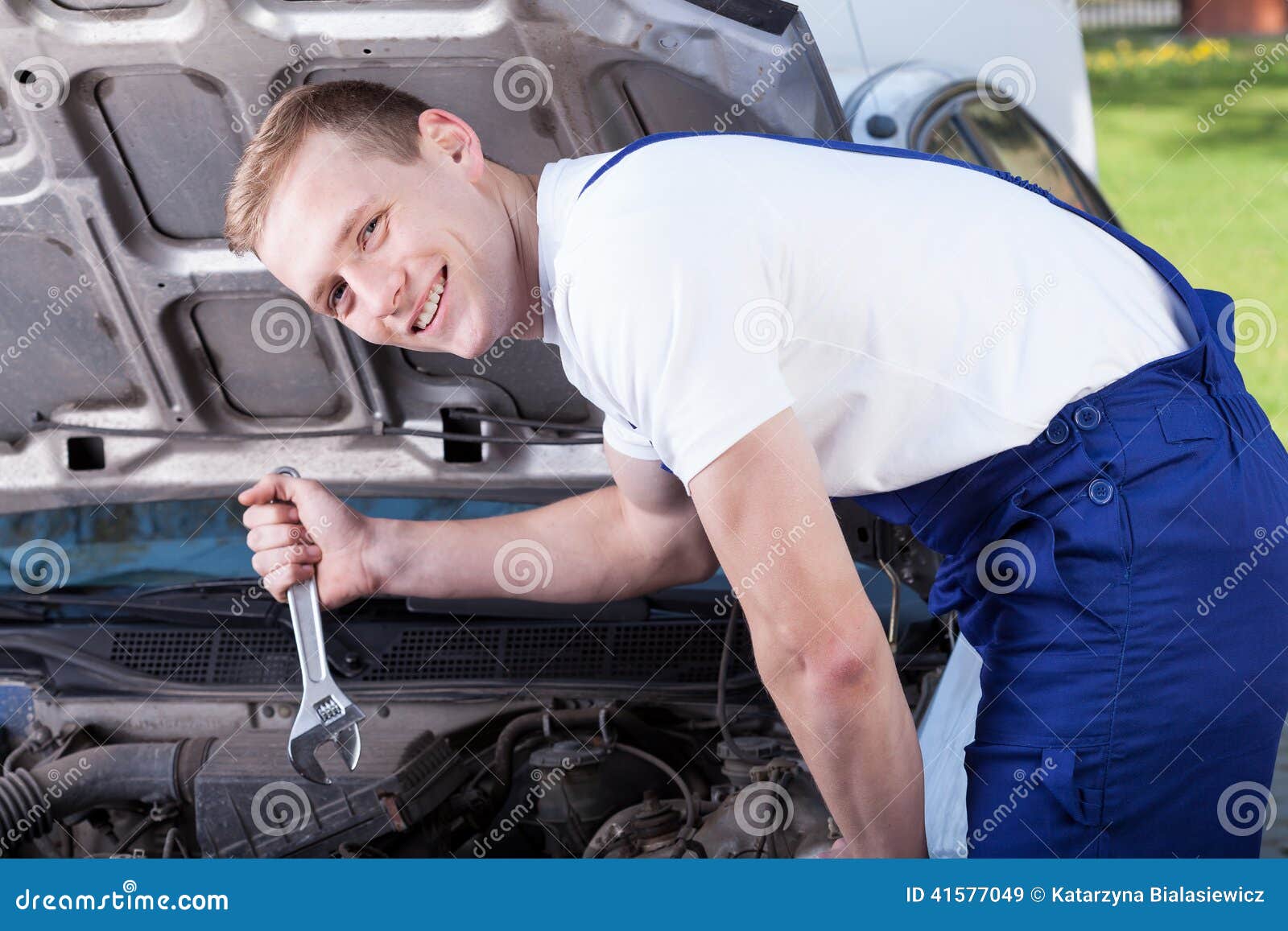 Самозанятый ремонт автомобилей. Автослесарь. Мужчина ремонтирует машину. Парень чинит авто. Мужик чинит машину.