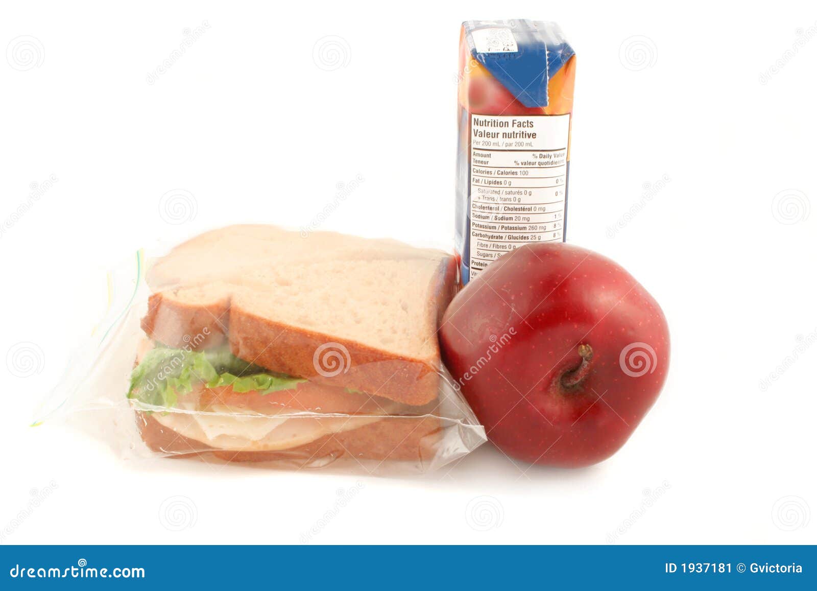 Repas scolaire. Sandwich à blé entier, pomme et jus (un déjeuner sain)