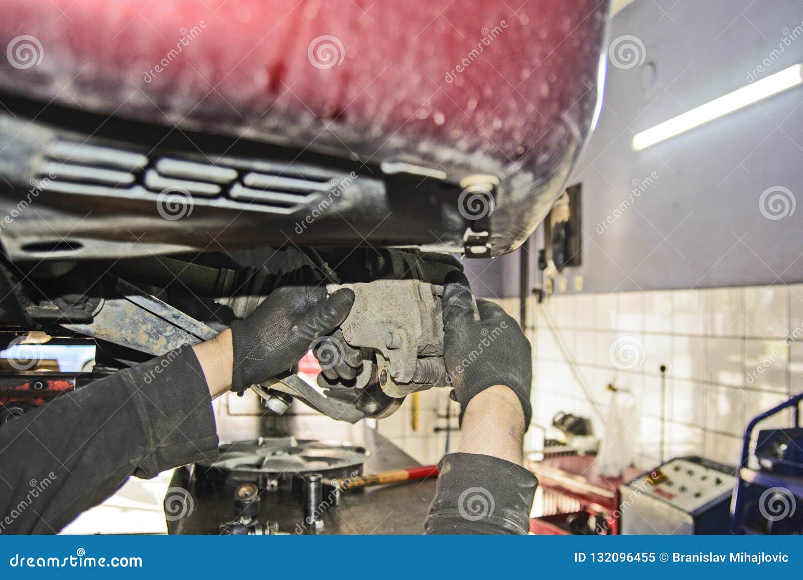 Replacing the car bearing stock image. Image of break 132096455