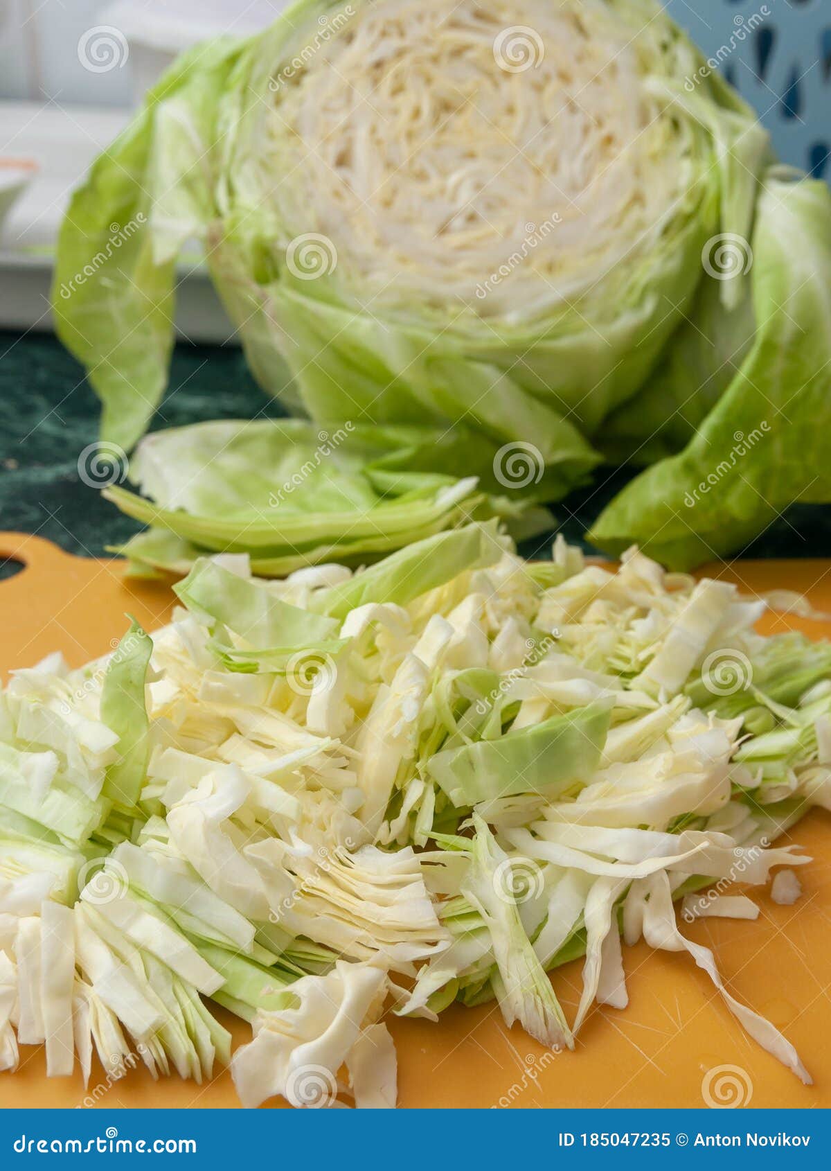 https://thumbs.dreamstime.com/z/repollo-picado-y-media-col-finamente-picada-cabeza-de-blanca-185047235.jpg