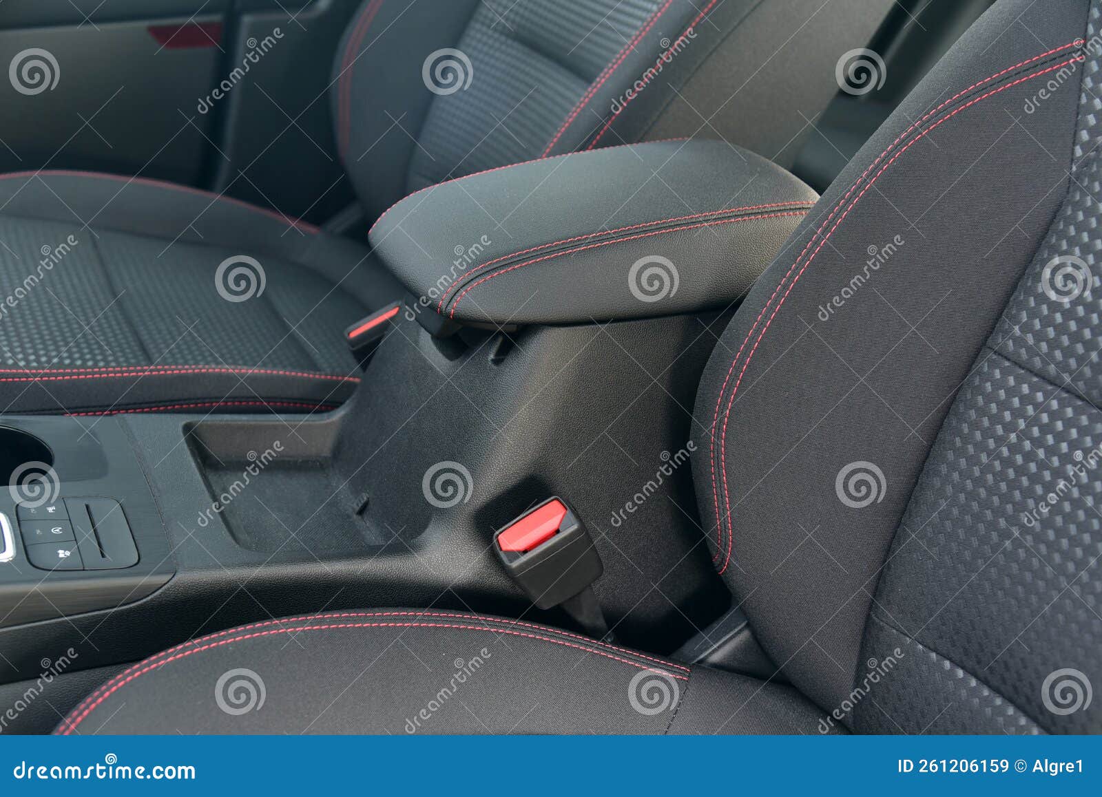 https://thumbs.dreamstime.com/z/reposabrazos-en-el-coche-de-pasajeros-lujo-entre-los-asientos-delanteros-reposo-auto-detalles-interior-del-moderno-261206159.jpg