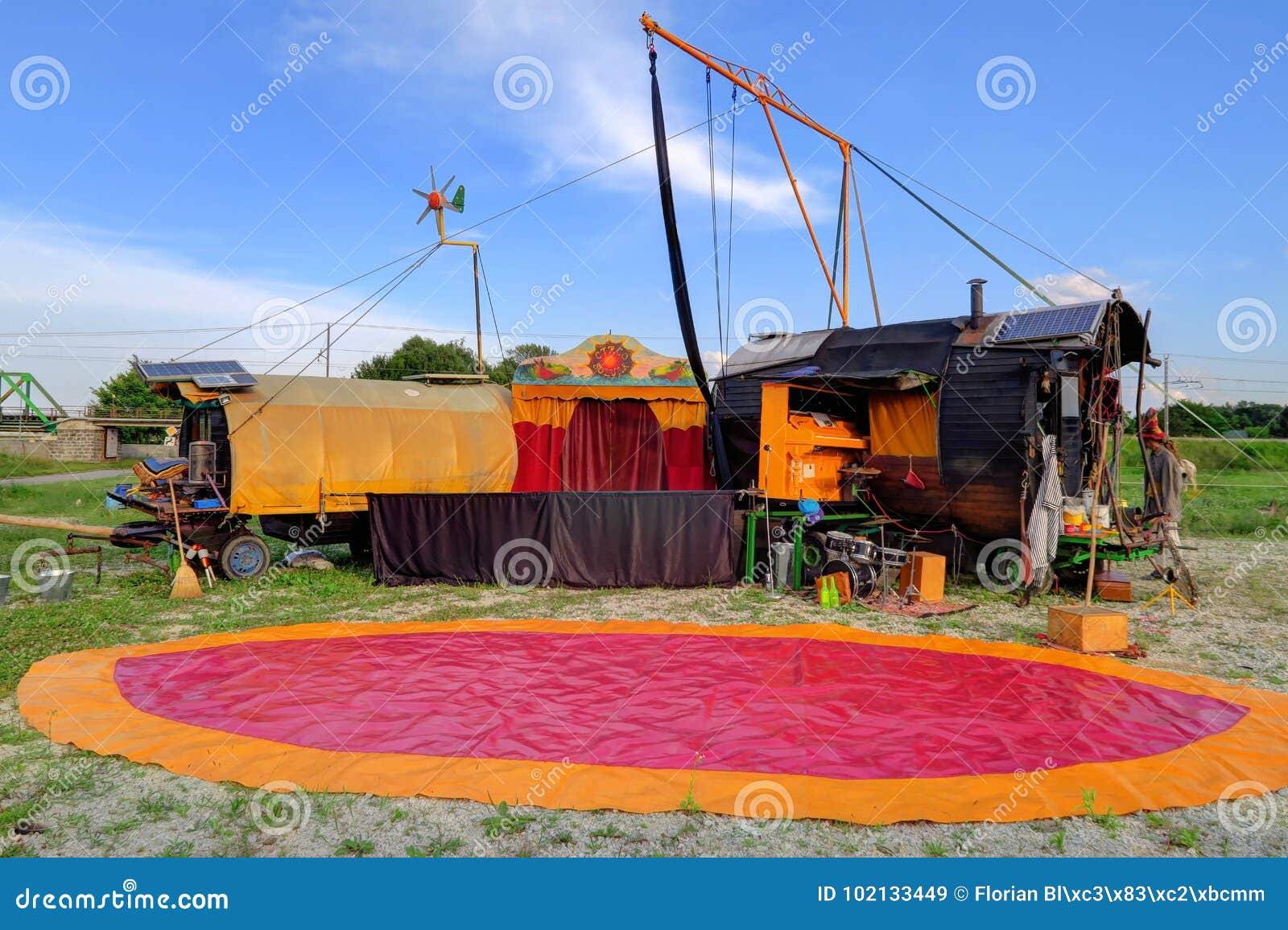 Représentation Extérieure De Cirque Carvan Gitan Image Stock Éditorial -  Image Du Dessiné, Mobile: 102133449