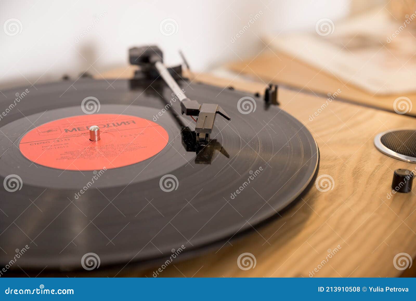 Reproductor Retro Con Un Disco De Vinilo Sobre Fondo Borroso, Viejo Plato  De Gramófono Con Pantalla De Vinilo Cerca Con Foto de archivo - Imagen de  estilo, estudio: 213910508