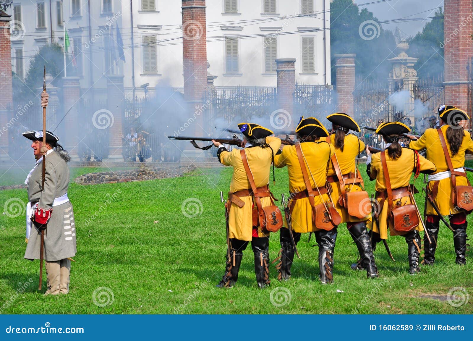 TURÍN - 12 DE SEPTIEMBRE: Reenactors de los soldados del regimiento del Dragoon de la despedida de Piedmont en el enemigo durante la repromulgación del cerco de Turín, septiembre de 1706. 12 de septiembre de 2010 (Turín), Italia.