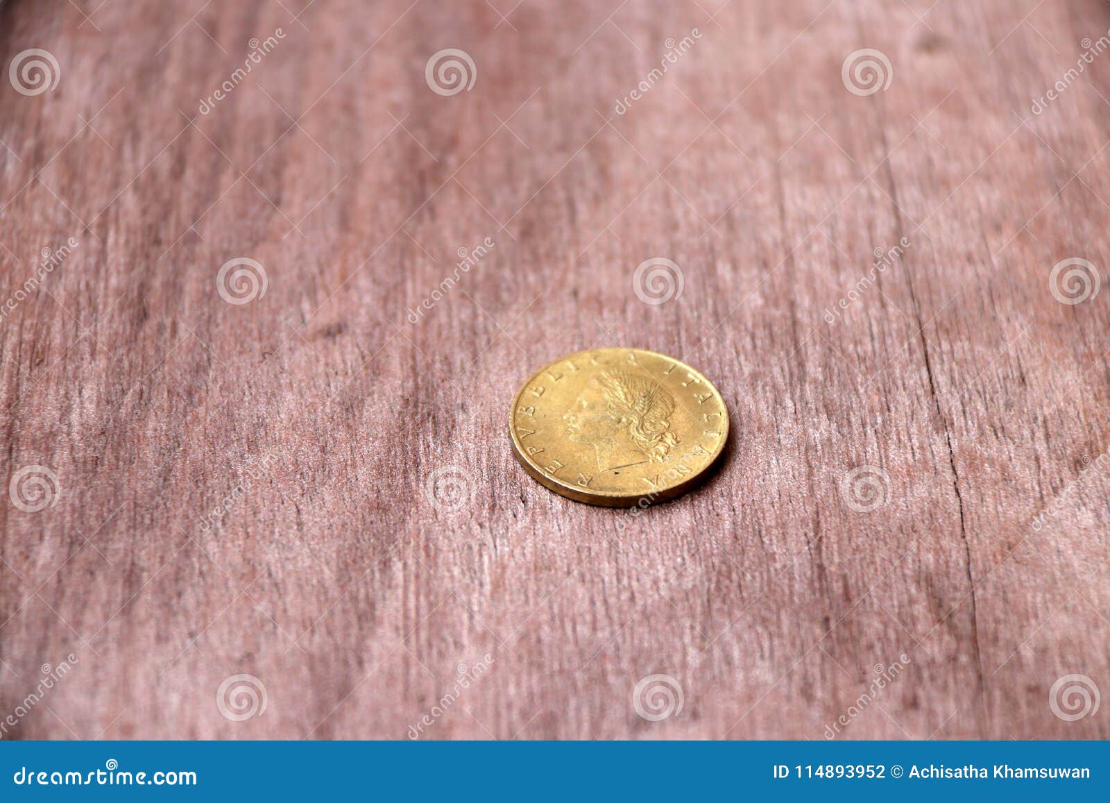 repvbblica italiana, aluminium-bronze coin of italy on the wooden floor.