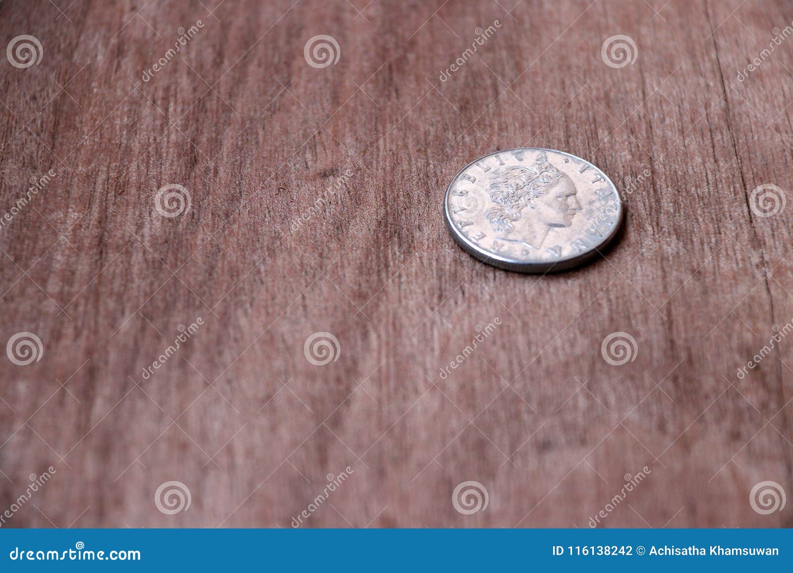 repvbblica italiana, coin of italy on the wooden floor, 50 lire