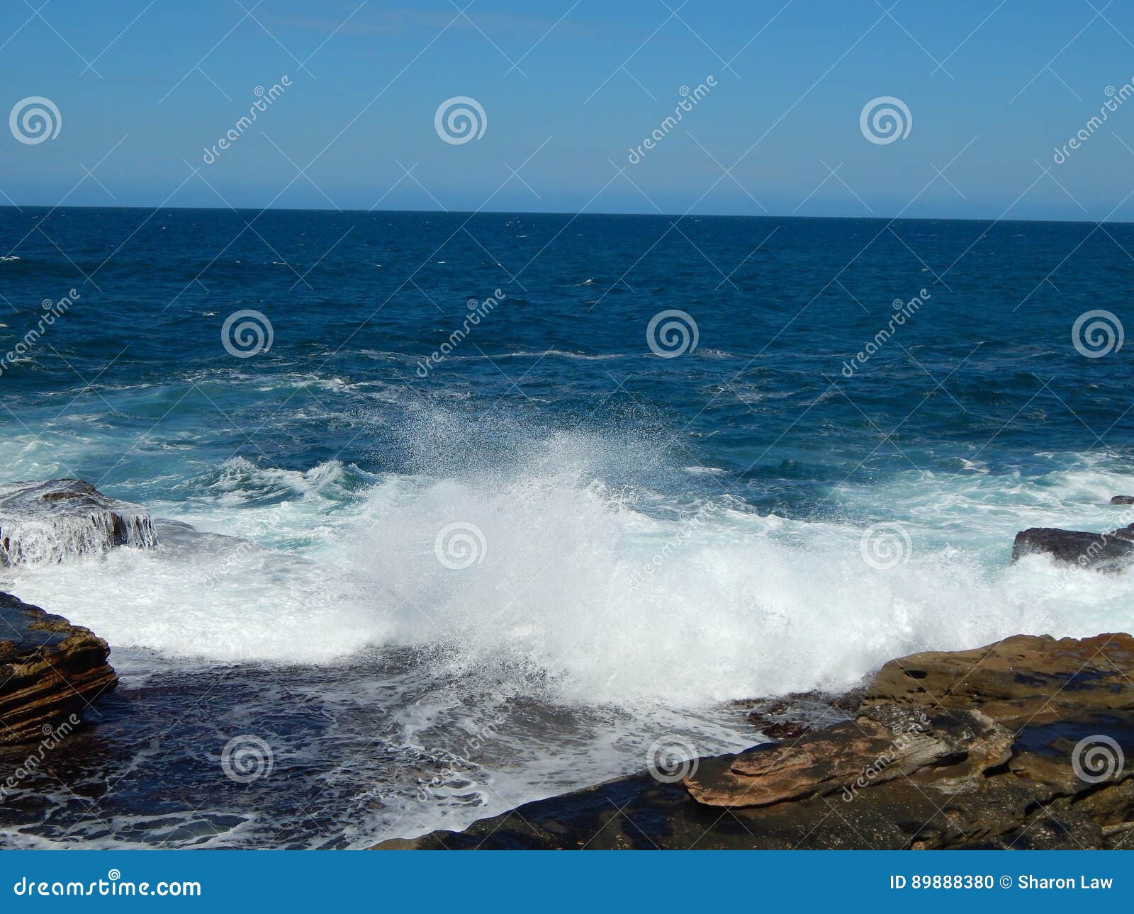 Resaca. Ondas que se estrellan en rocas en el whitewater de la playa