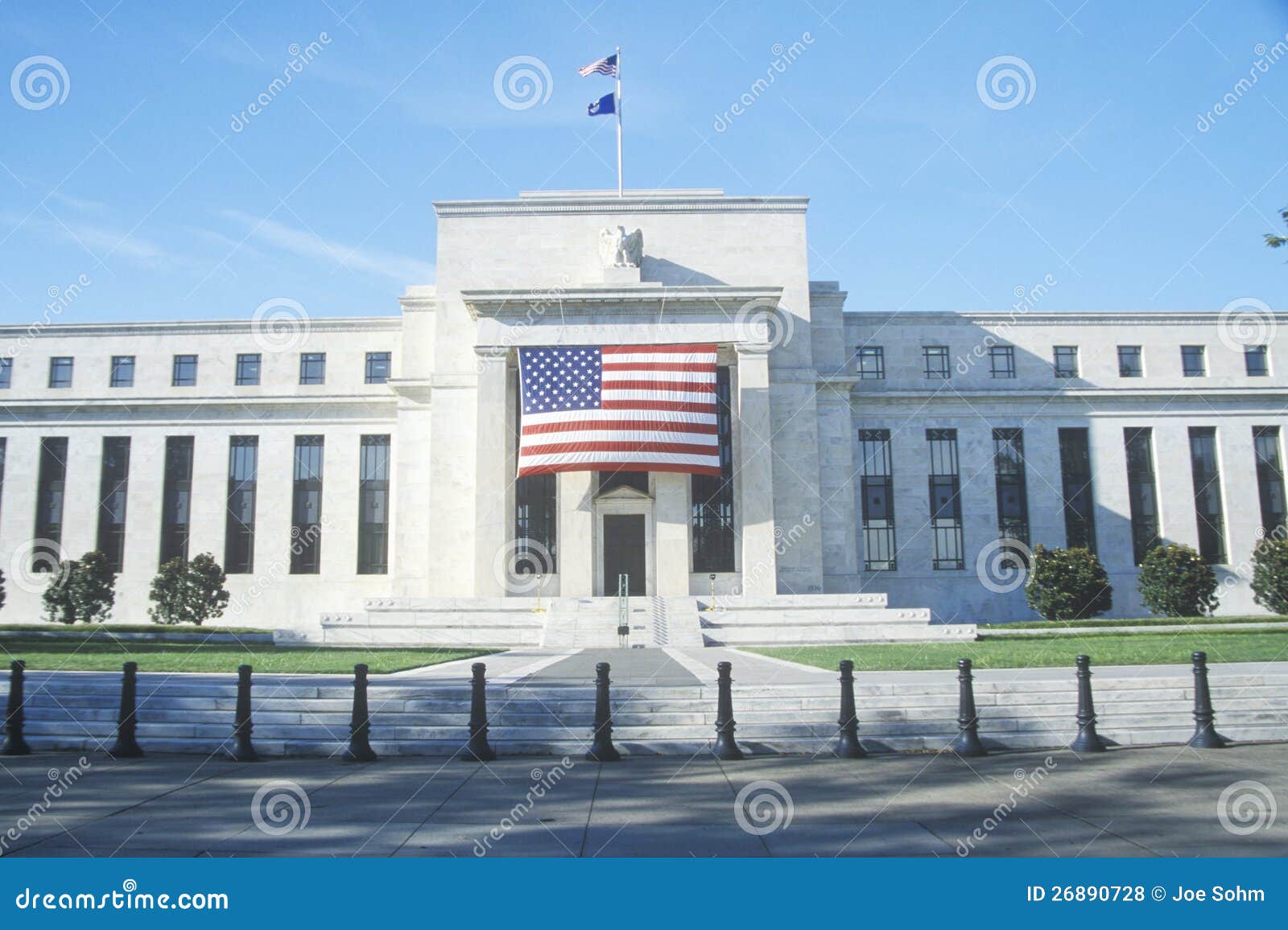 A bandeira americana pendurou em Reserve Bank federal, Washington, C.C.