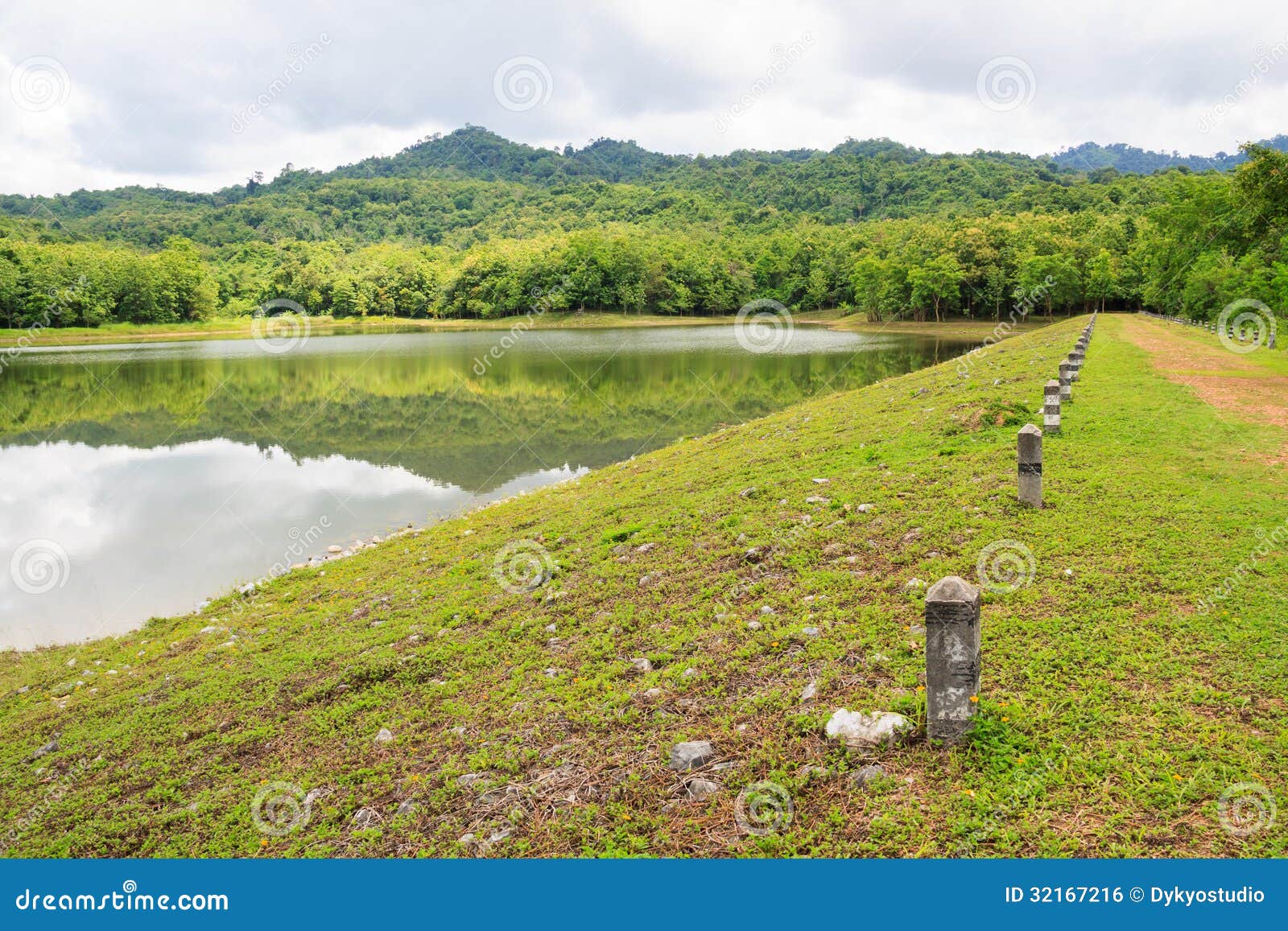 reservoir at jedkod pongkonsao natural study and ecotourism cent