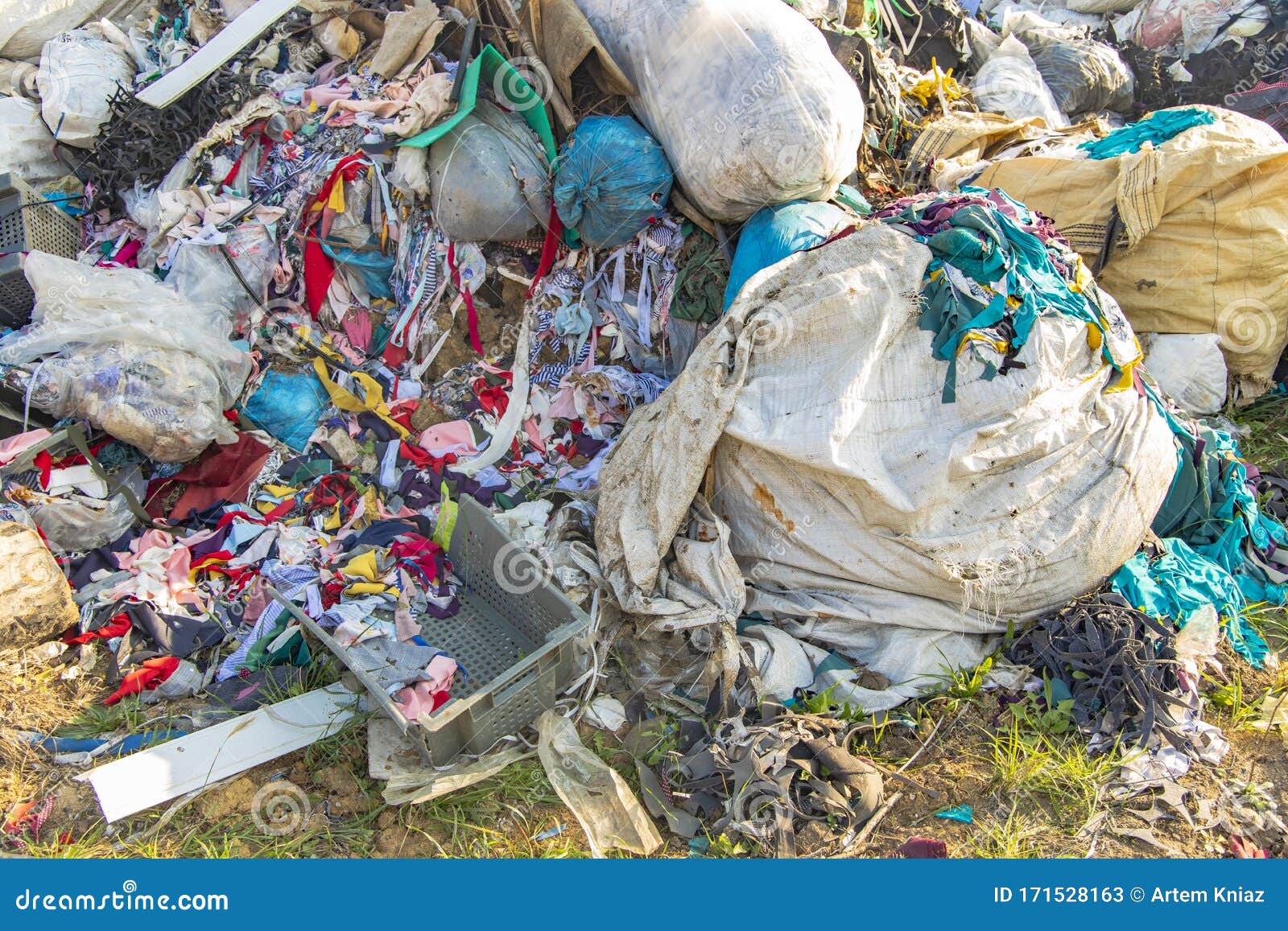 Residuos De Basura Residuos Plásticos Y Ropa Contaminación Global Imagen  Del Concepto De Desastre Ecológico Imagen de archivo - Imagen de ambiente,  paisaje: 171528163