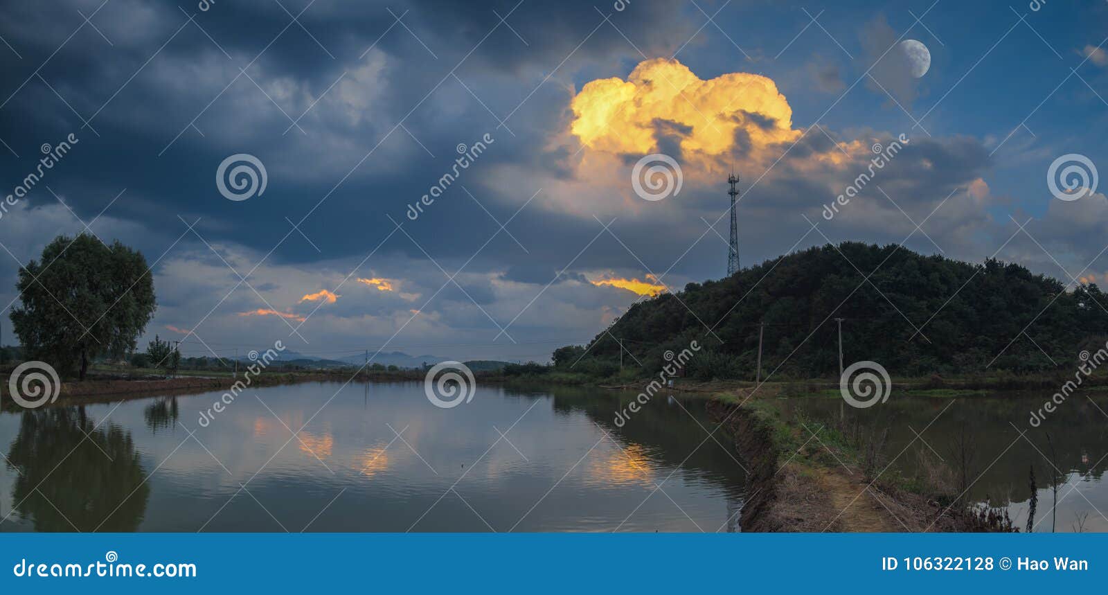 Resplandor de la puesta del sol del verano en el campo de China. Hermosa vista de Wuhan en China Wuhan es la capital de la provincia de Hubei, China, y es la ciudad más populosa de China central Miente en el llano del este de Jianghan en la intersección de los alcances medios de los ríos de Yangtze y de Han Presentándose fuera de la conglomeración de tres ciudades, Wuchang, Hankou, y Hanyang, Wuhan se conoce como ngqÃº del  del ng-tÅ del› del shÄ de jiÇ del ` del ¢ del ¡del é€šè del  del çœ del  del ¹ del ä del `”: el ` principal de la calle del ` s de China del ` de nueve provincias; es un eje importante del transporte, con docenas de ferrocarriles, de caminos y de autopistas pasando a través de la ciudad y conectando con otras ciudades importantes Debido a su papel dominante en el transporte nacional, Wuhan fue referido a veces como ` la Chicago del ` de China por fuentes extranjeras