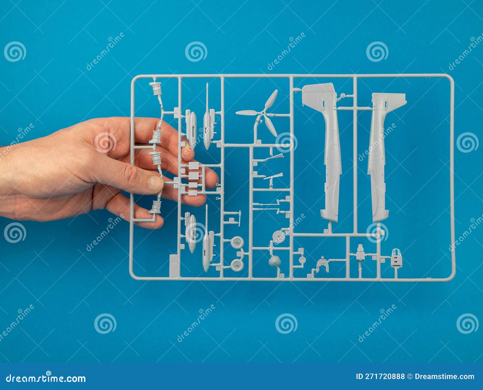 Ressort D'un Kit Modèle En Plastique à La Main Sur Fond Bleu. Partie De  L'arbre Du Modèle D'avion. Modèle De Construction Hobby D' Photo stock -  Image du avion, création: 271720888