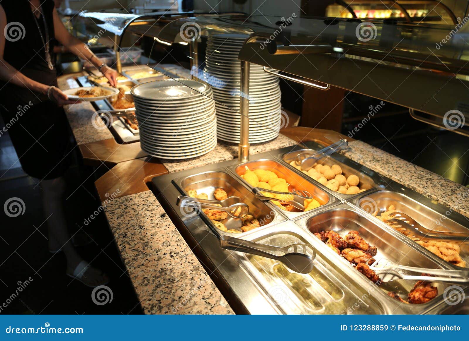 Restaurante del autoservicio con muchos platos y bandejas por completo de comida para los clientes