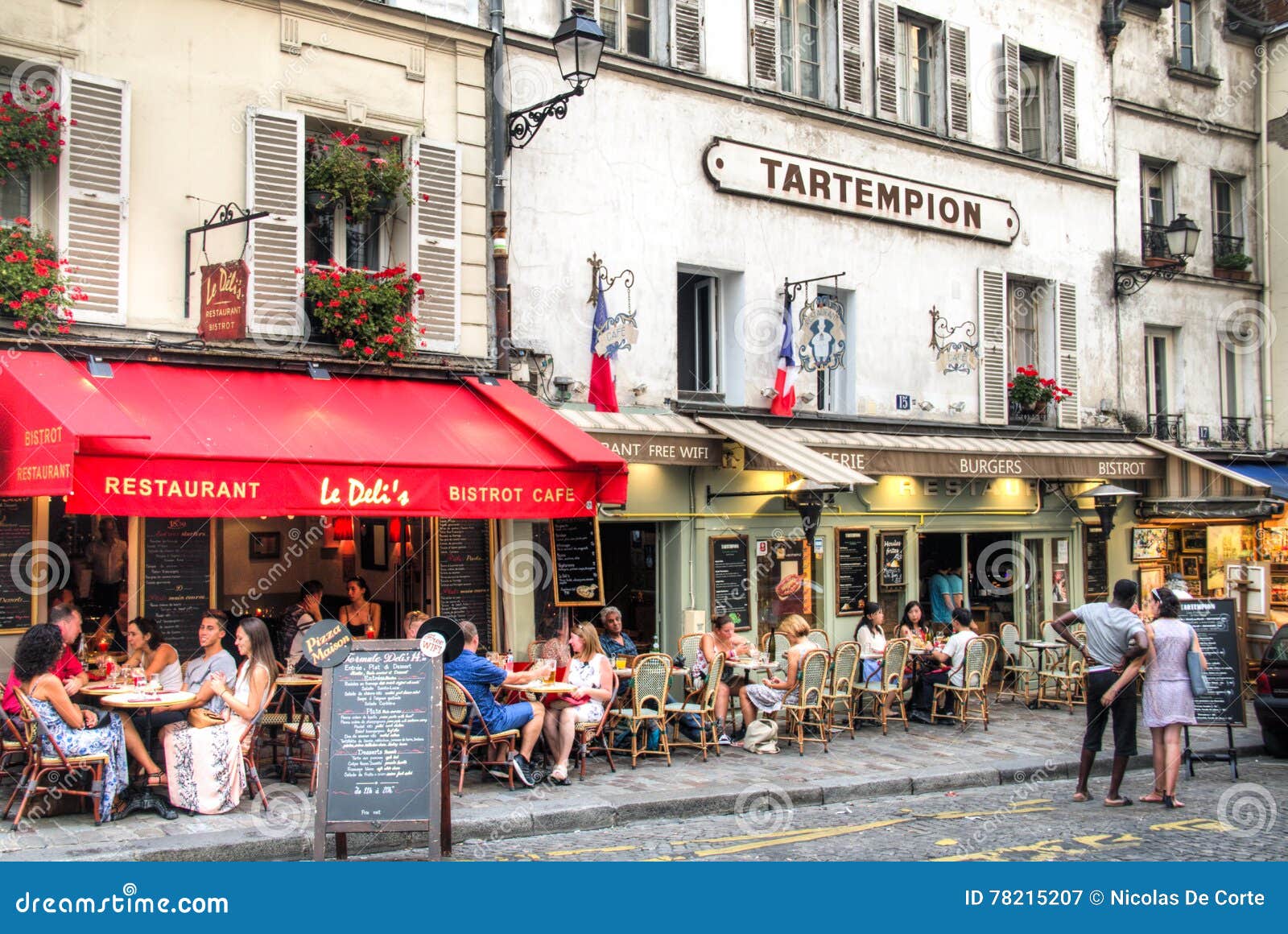Restaurantes En Montmartre En París Fotografía editorial Imagen de