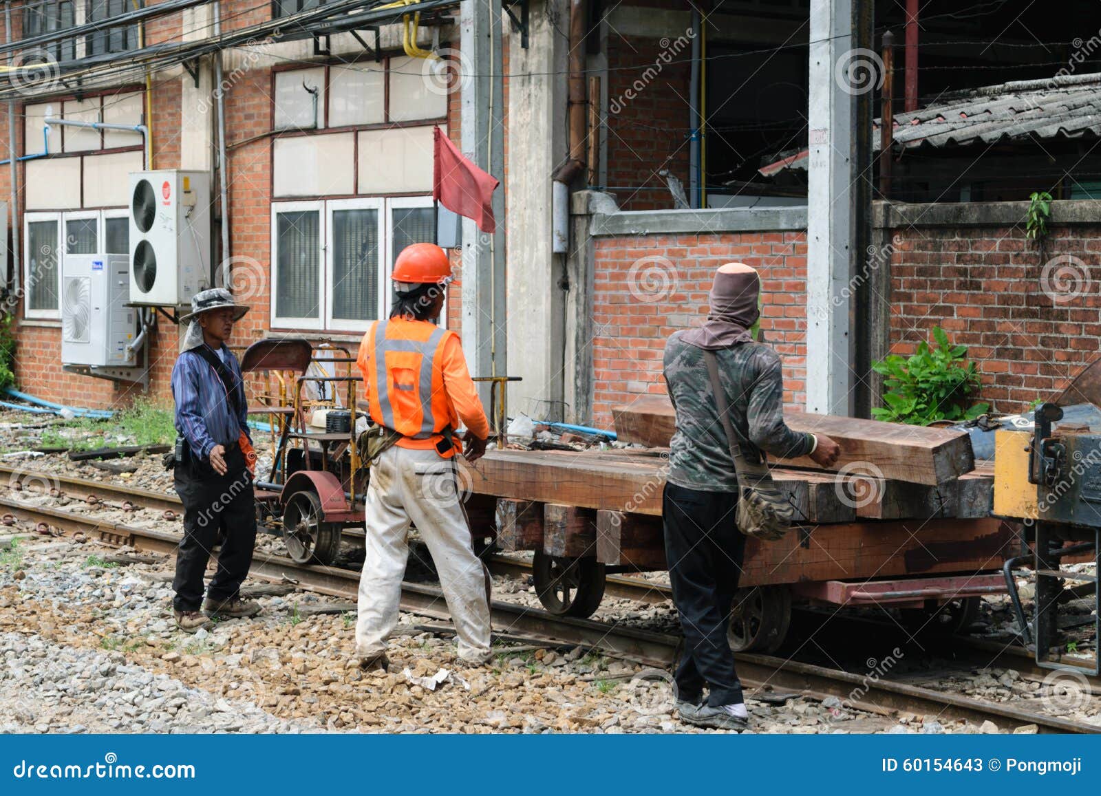 Bangkok, Thailand - September 5, 2015: Niet geïdentificeerde spoorwegwerknemers die voor restauratie de spoorwegsporen werken alvorens bij de Spoorweg van de Staat van Thailand te dienen