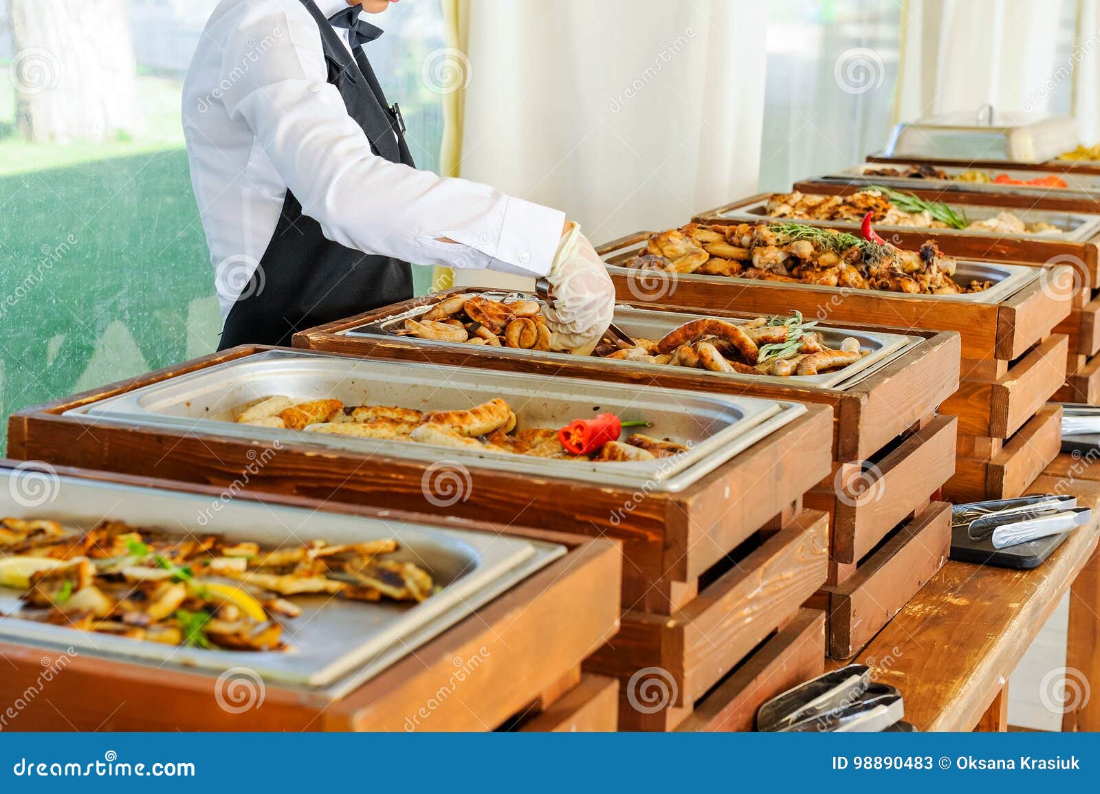 Restauration culinaire de dîner de buffet de cuisine extérieure Groupe de personnes dans tous que vous pouvez manger Diner le concept de partie de célébration de nourriture Service lors de la réunion d'affaires, mariages Foyer sélectif