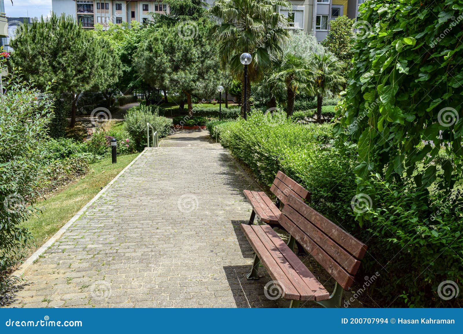 2 resting benches in the park