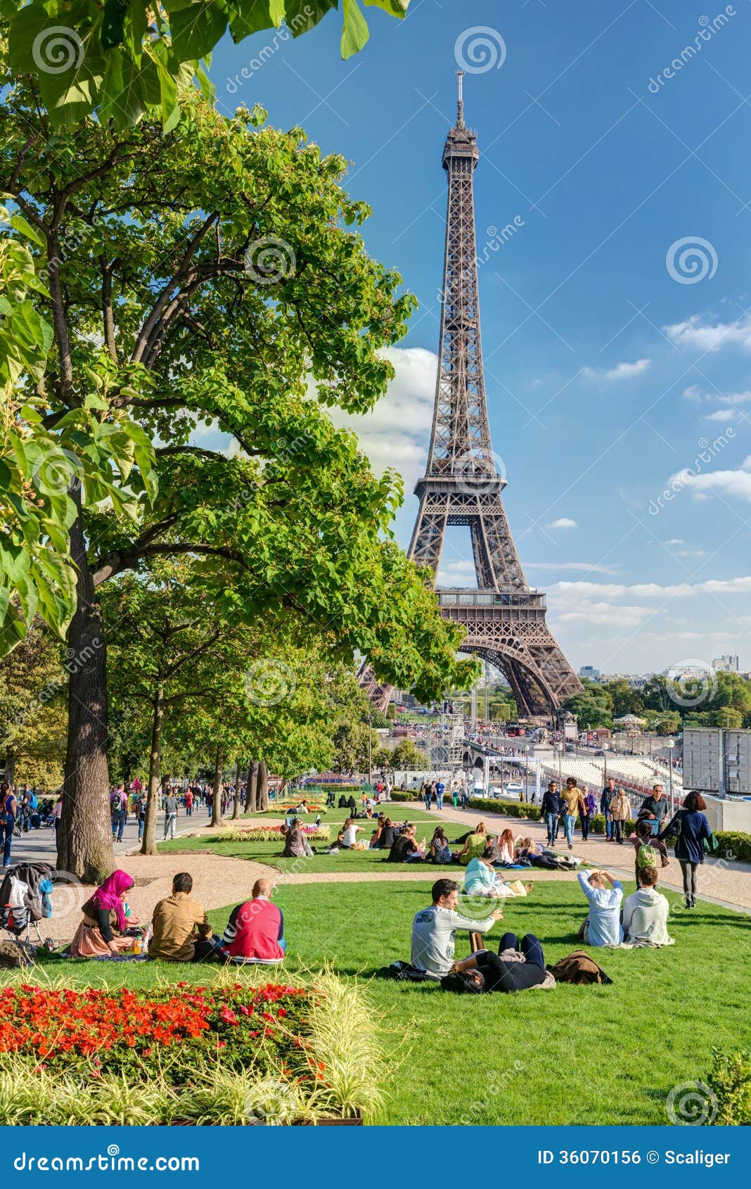 Resto dei turisti vicino alla torre Eiffel. I turisti riposano vicino alla torre Eiffel il 20 settembre 2013 a Parigi. La torre Eiffel è una delle attrazioni turistiche principali della Francia.