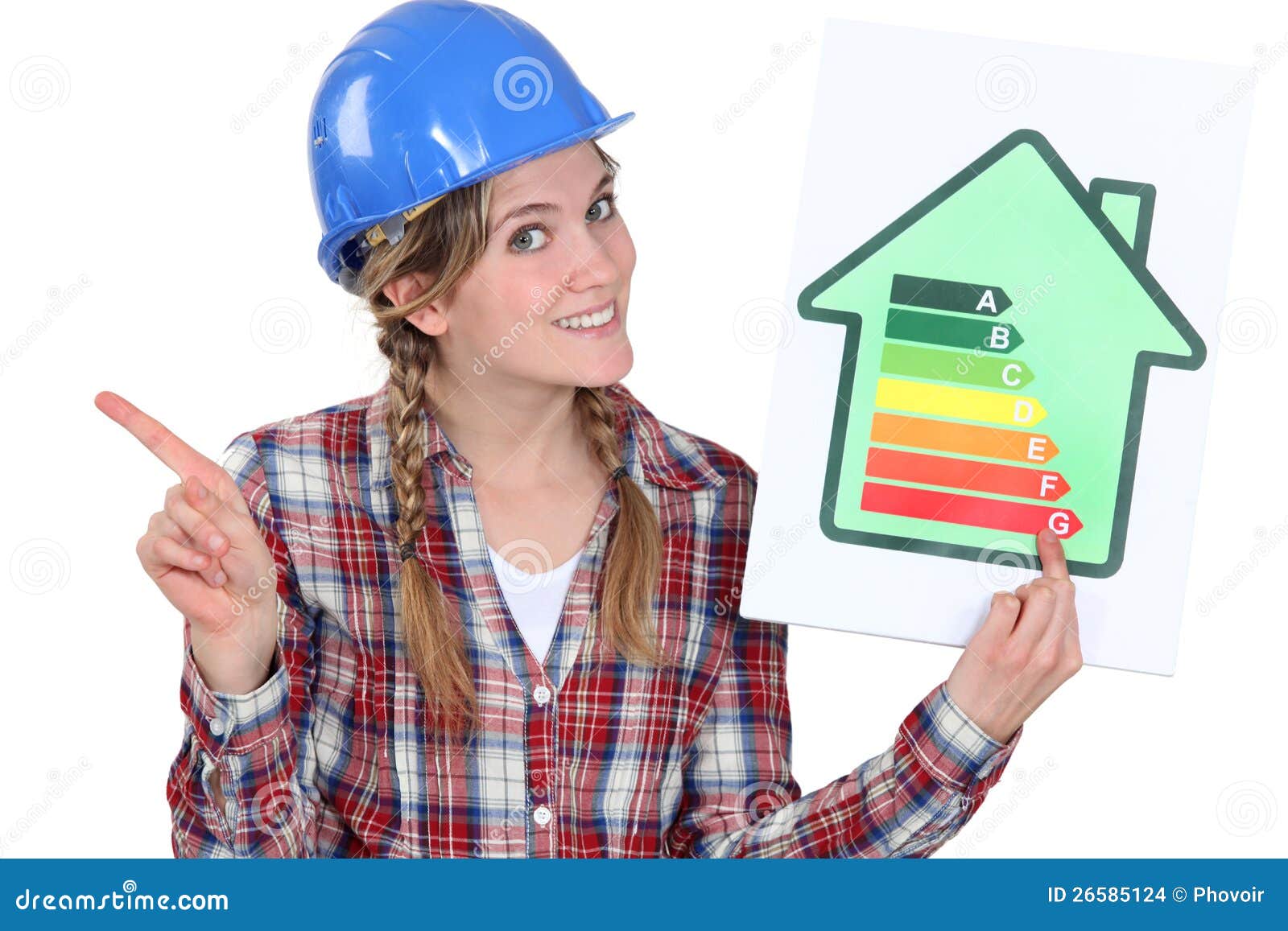 Retenir une étiquette de consommation d'énergie. Artisane retenant une étiquette de consommation d'énergie