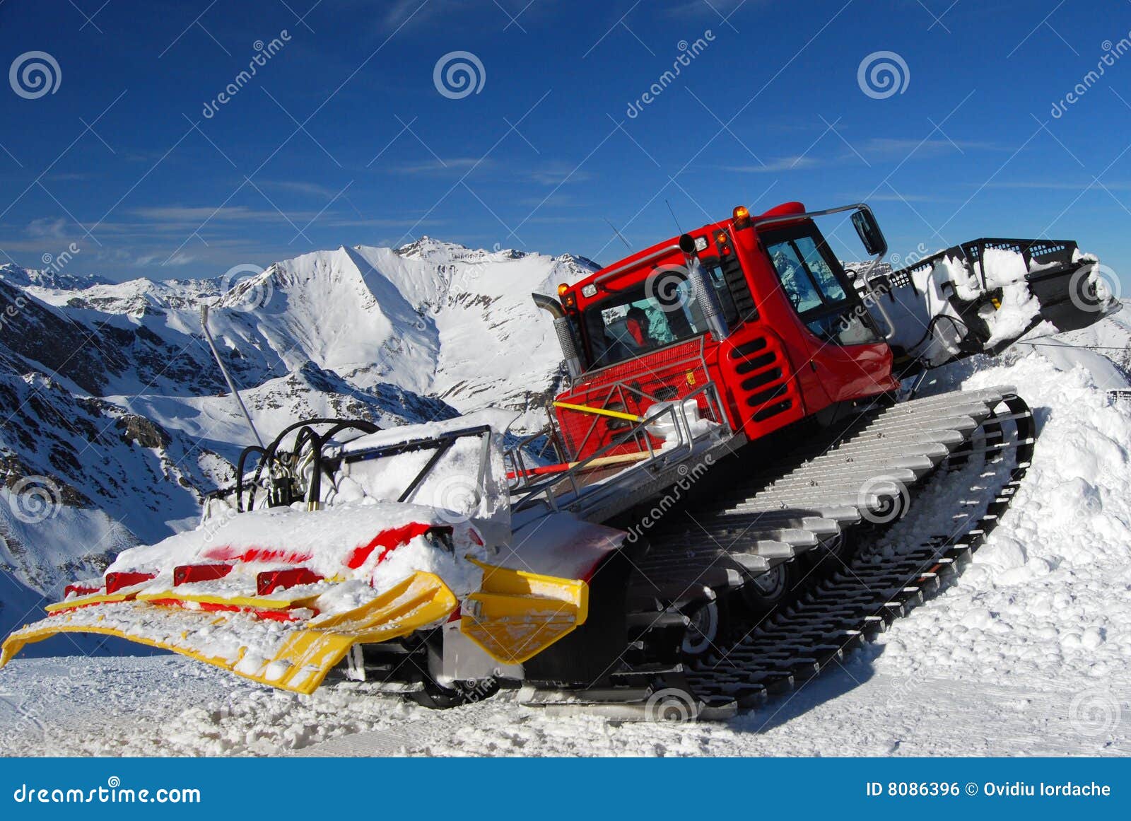 Retirez Le Chasse-neige De Neige De Pente De Ski Photo stock - Image du  charrue, retirez: 8086396