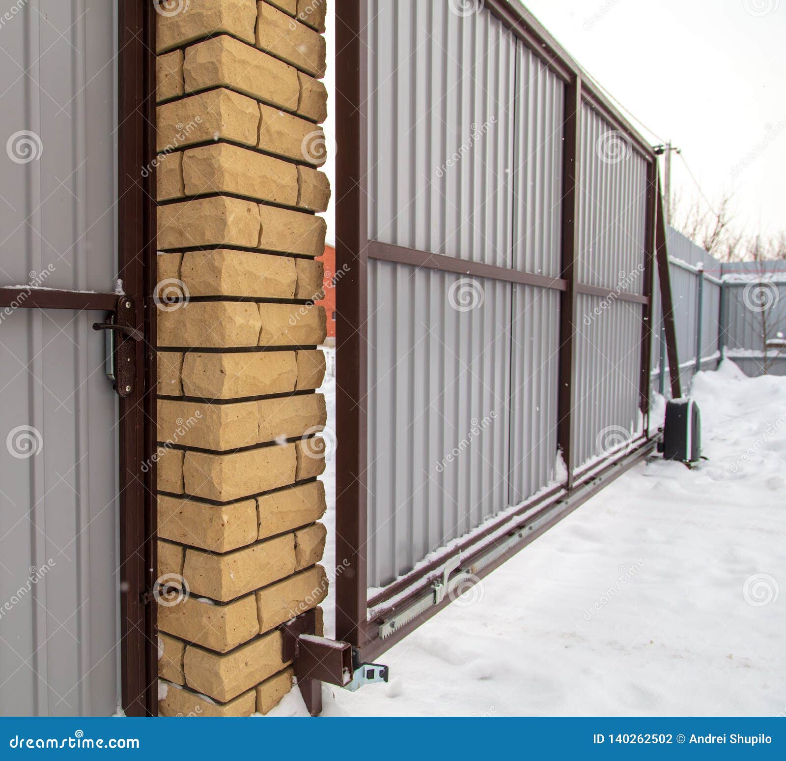 metal retractable gate