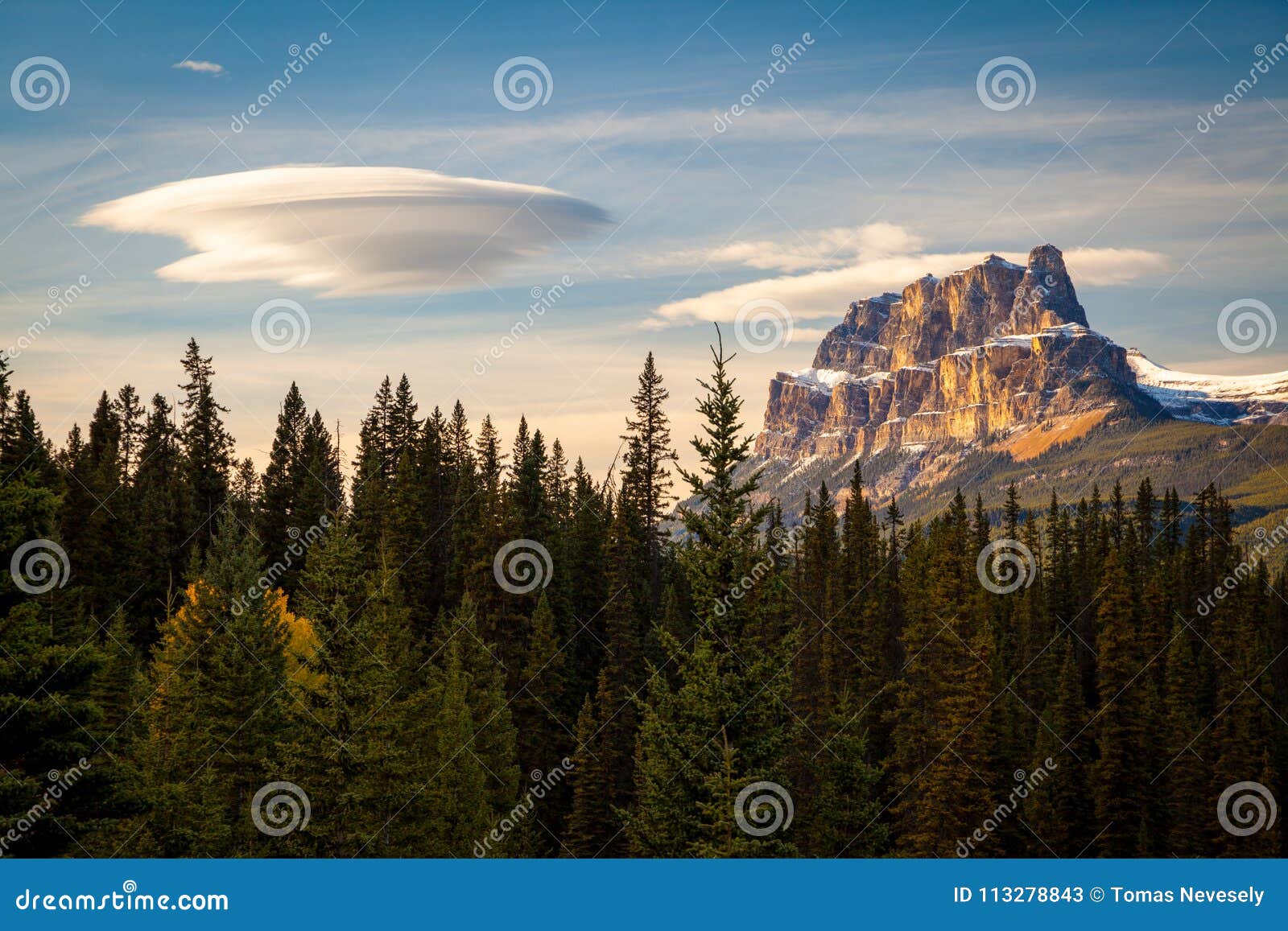 Retranchez-vous la montagne en parc national de Banff avec un spectacular lentic. Retranchez-vous la montagne en parc national de Banff, Canada avec un nuage lenticulaire spectaculaire