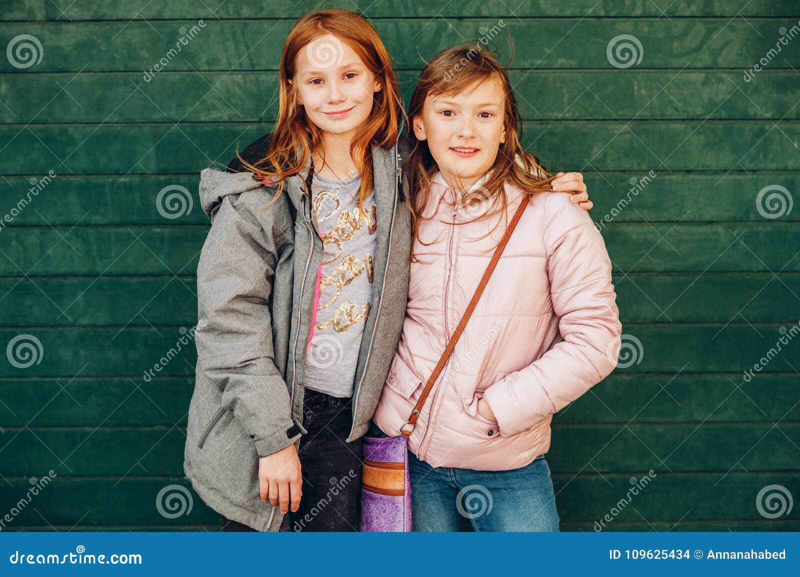 Retrato Al Libre De Dos Pequeñas Muchachas Adolescentes Lindas Que Las Chaquetas Calientes Foto de archivo - Imagen de ocasional, modelo: 109625434