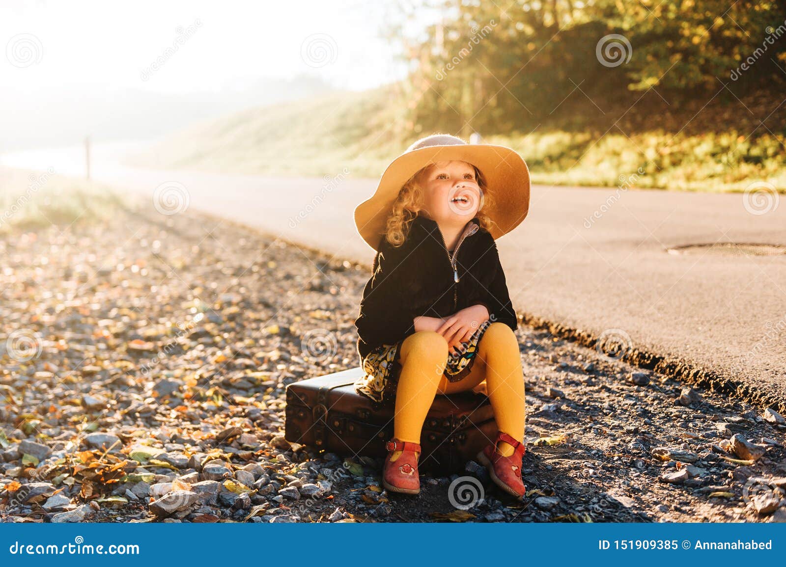 Retrato Al Aire Libre De La Niña Pequeña Linda Adorable Imagen de archivo -  Imagen de muchacha, cubo: 151909385