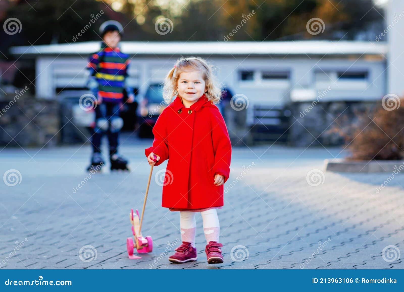 Advertencia Juramento Desventaja Retrato Al Aire Libre De La Pequeña Niña Linda En Abrigo Rojo En El Día  Soleado De Primavera Con Empuje Juguete De Madera. Bebé Fe Foto de archivo  - Imagen de salud,