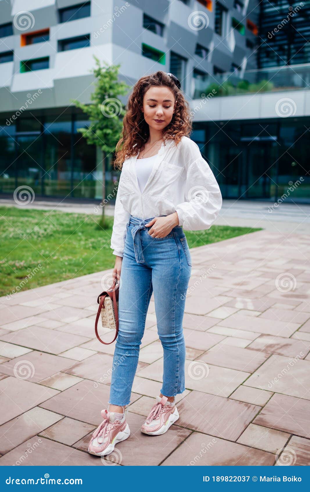 Retrato Al Aire Libre De Mujer Elegante. Niña Joven Con Camisa De